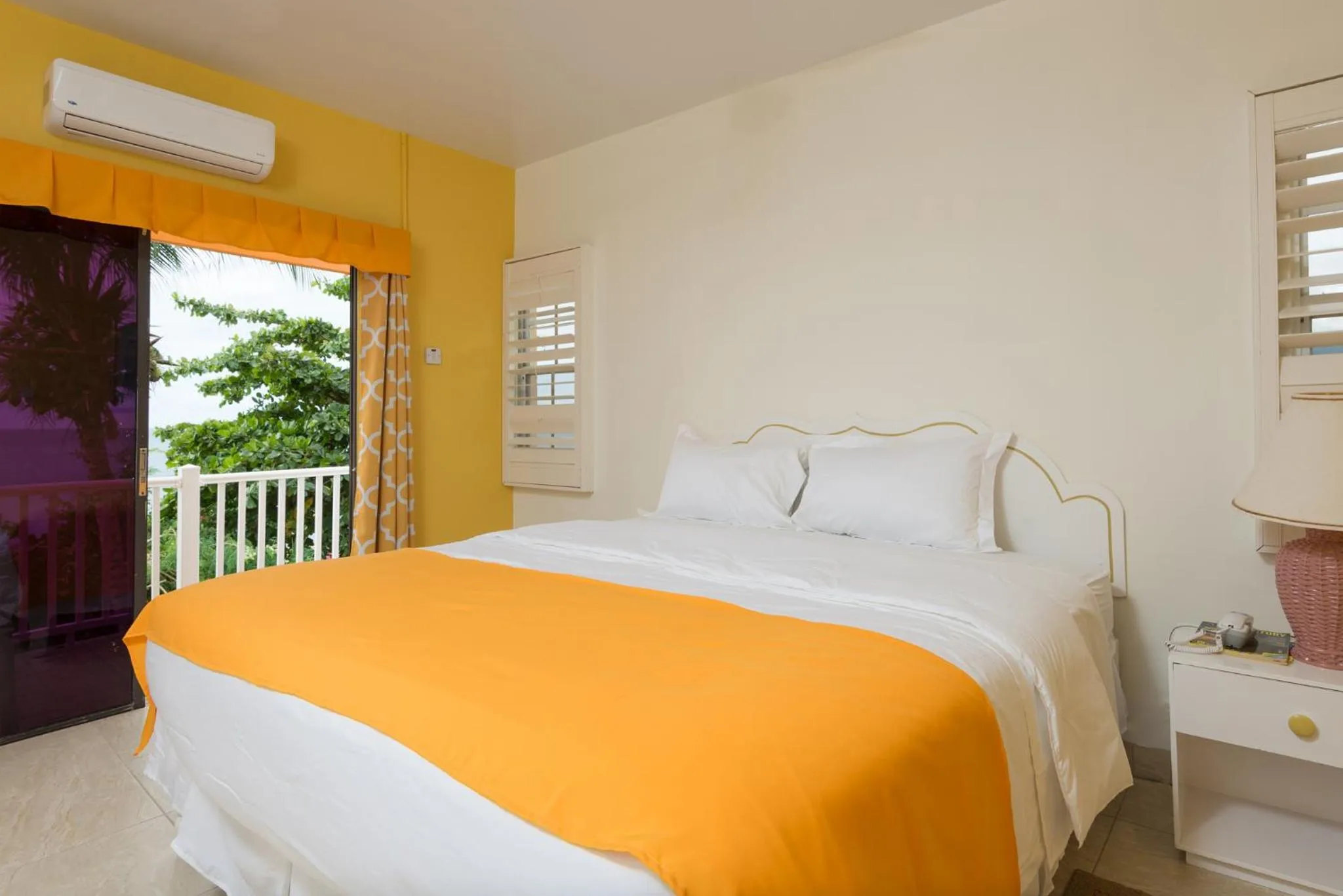 Bedroom, Bed in Bird Rock Beach Hotel
