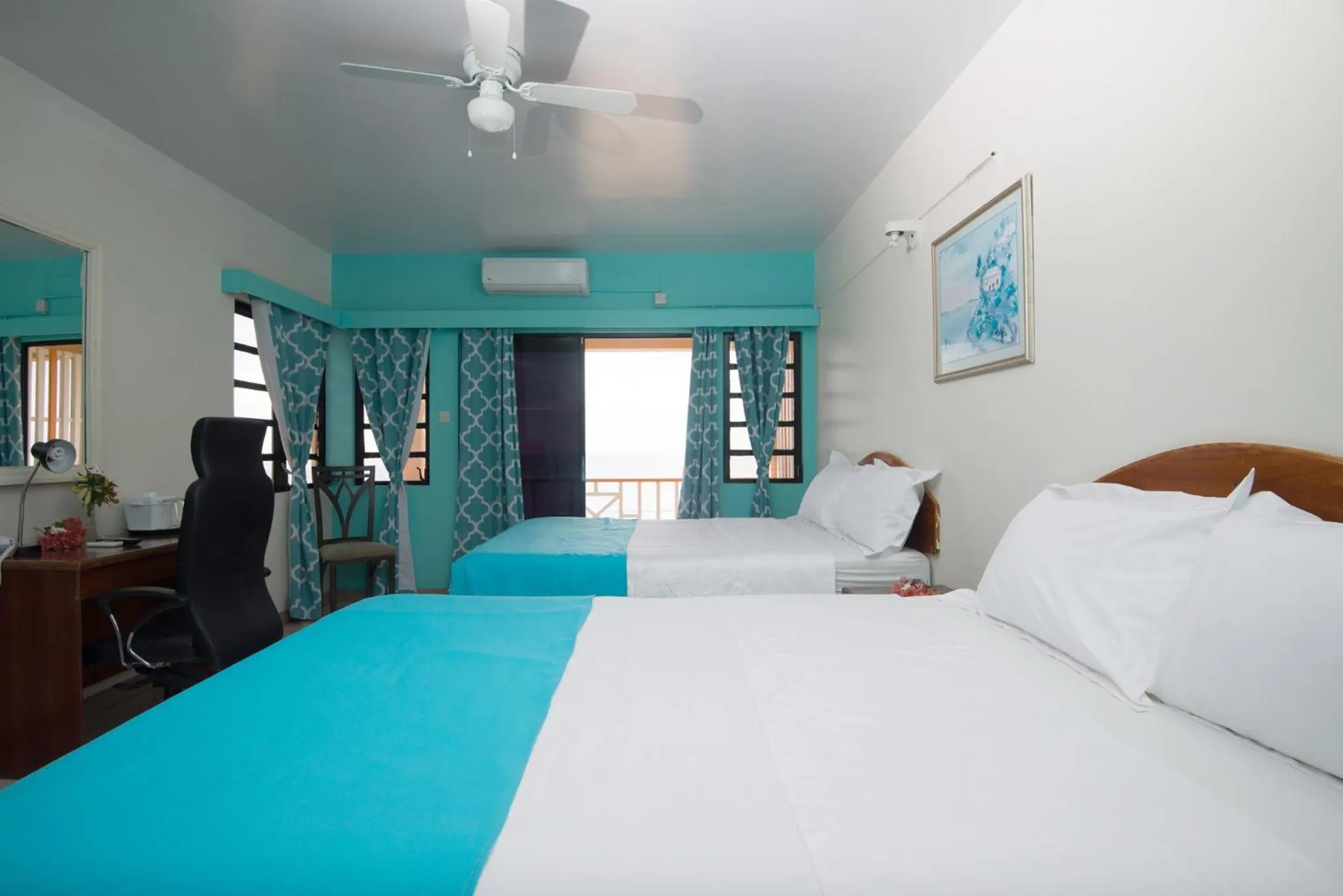 Photo of the whole room, Bed in Bird Rock Beach Hotel