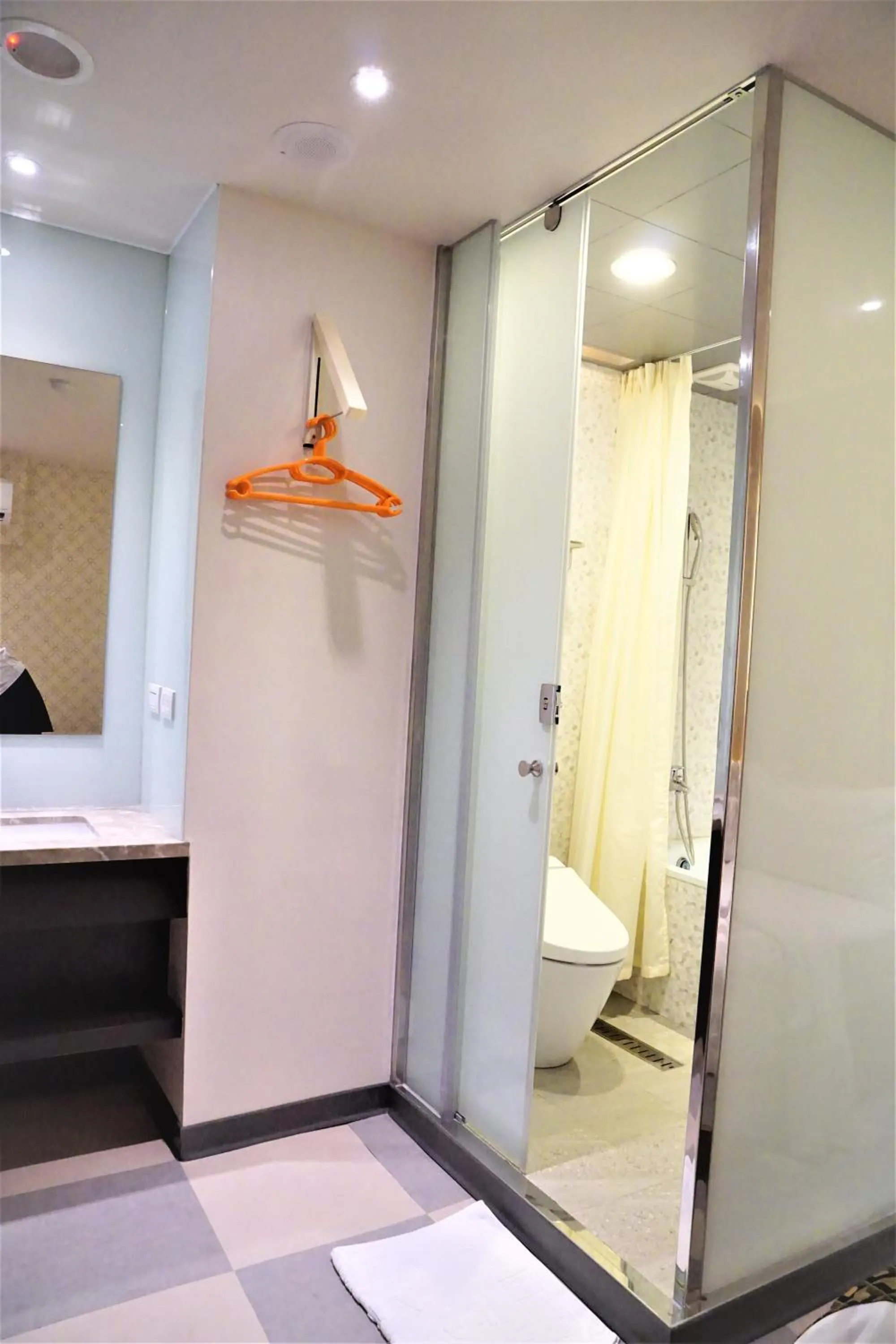 Bathroom in Dahshin Hotel