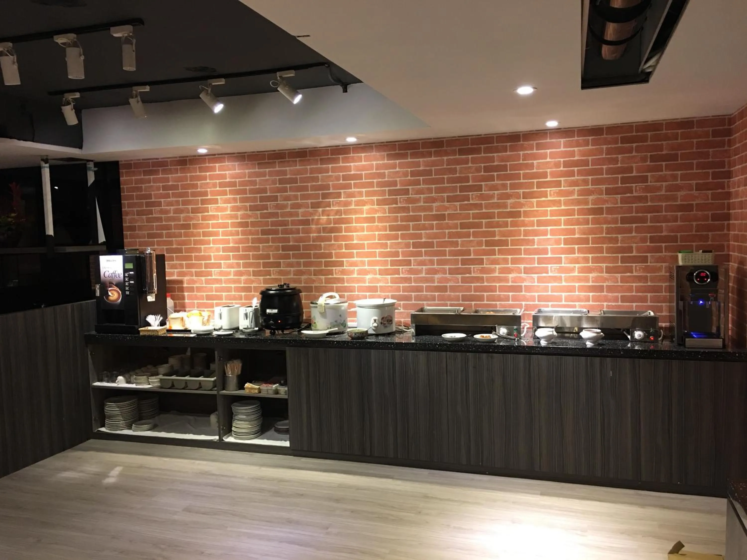 Restaurant/places to eat in Dahshin Hotel