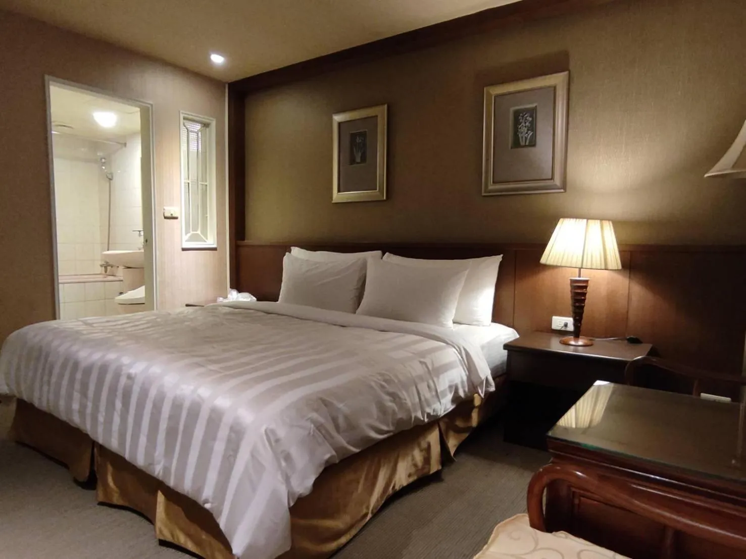 Photo of the whole room, Bed in Dahshin Hotel