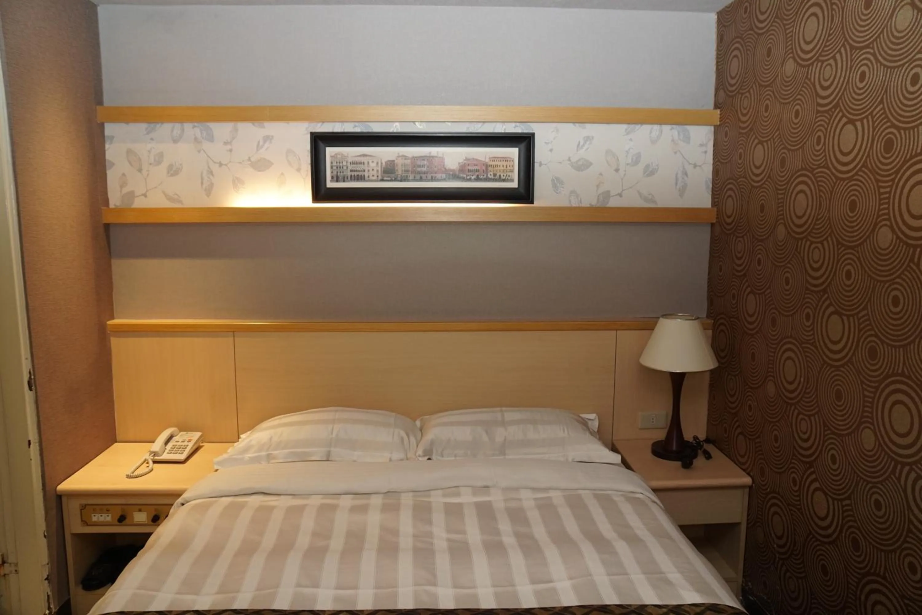 bunk bed, Bed in Dahshin Hotel