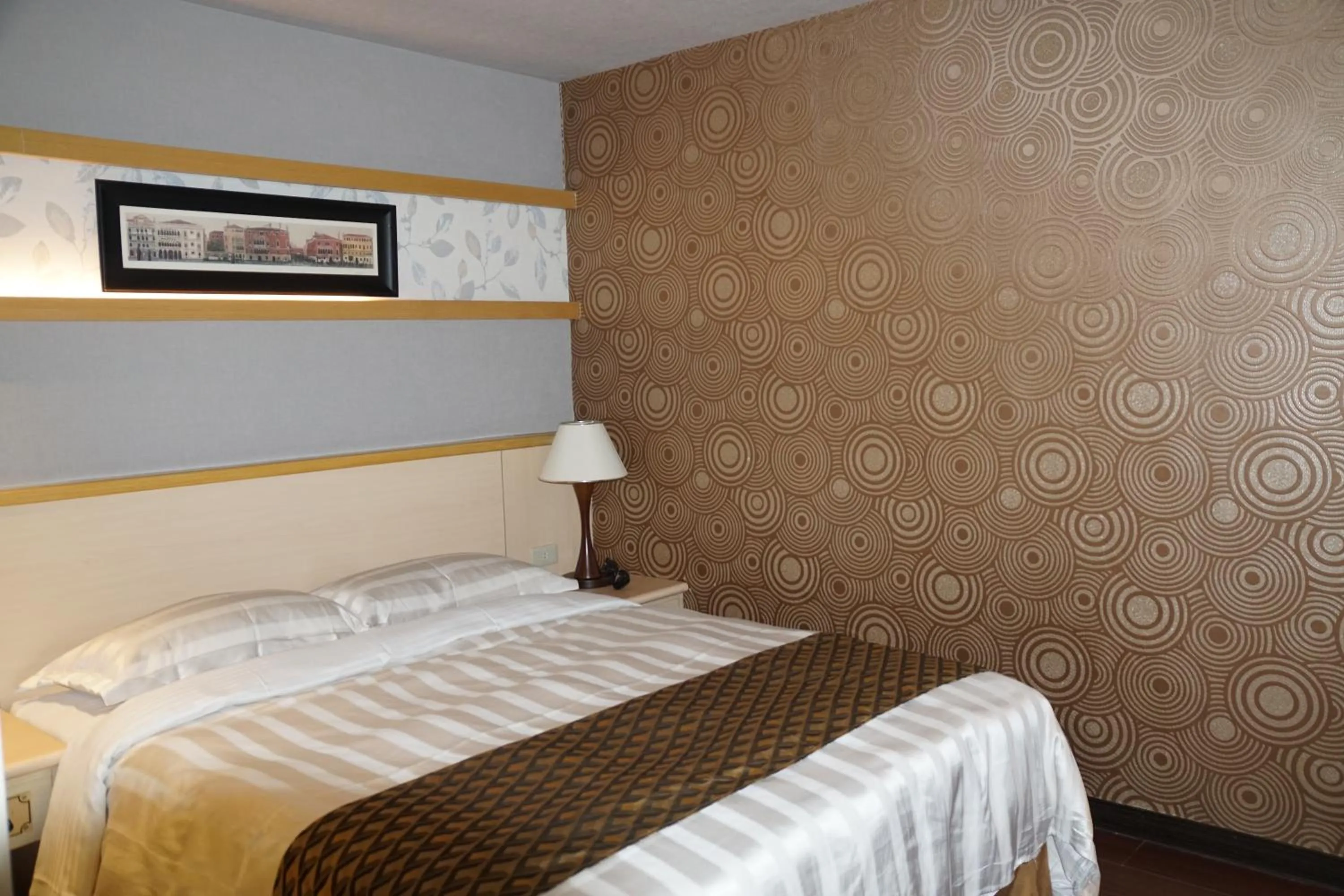 bunk bed, Bed in Dahshin Hotel