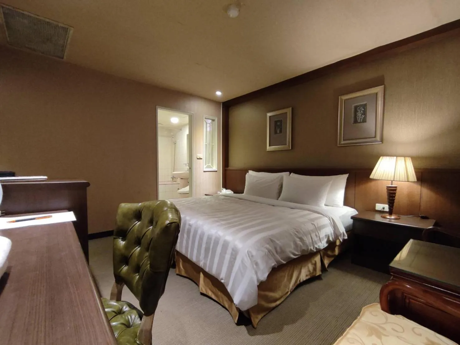 Bed in Dahshin Hotel