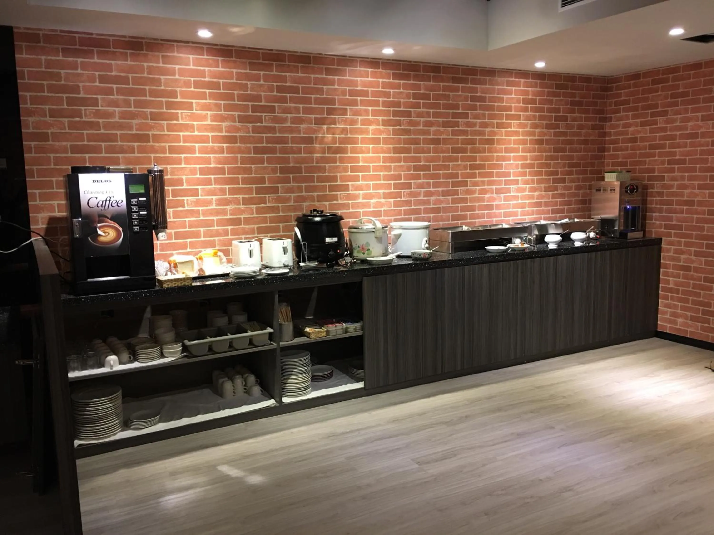 Restaurant/places to eat in Dahshin Hotel