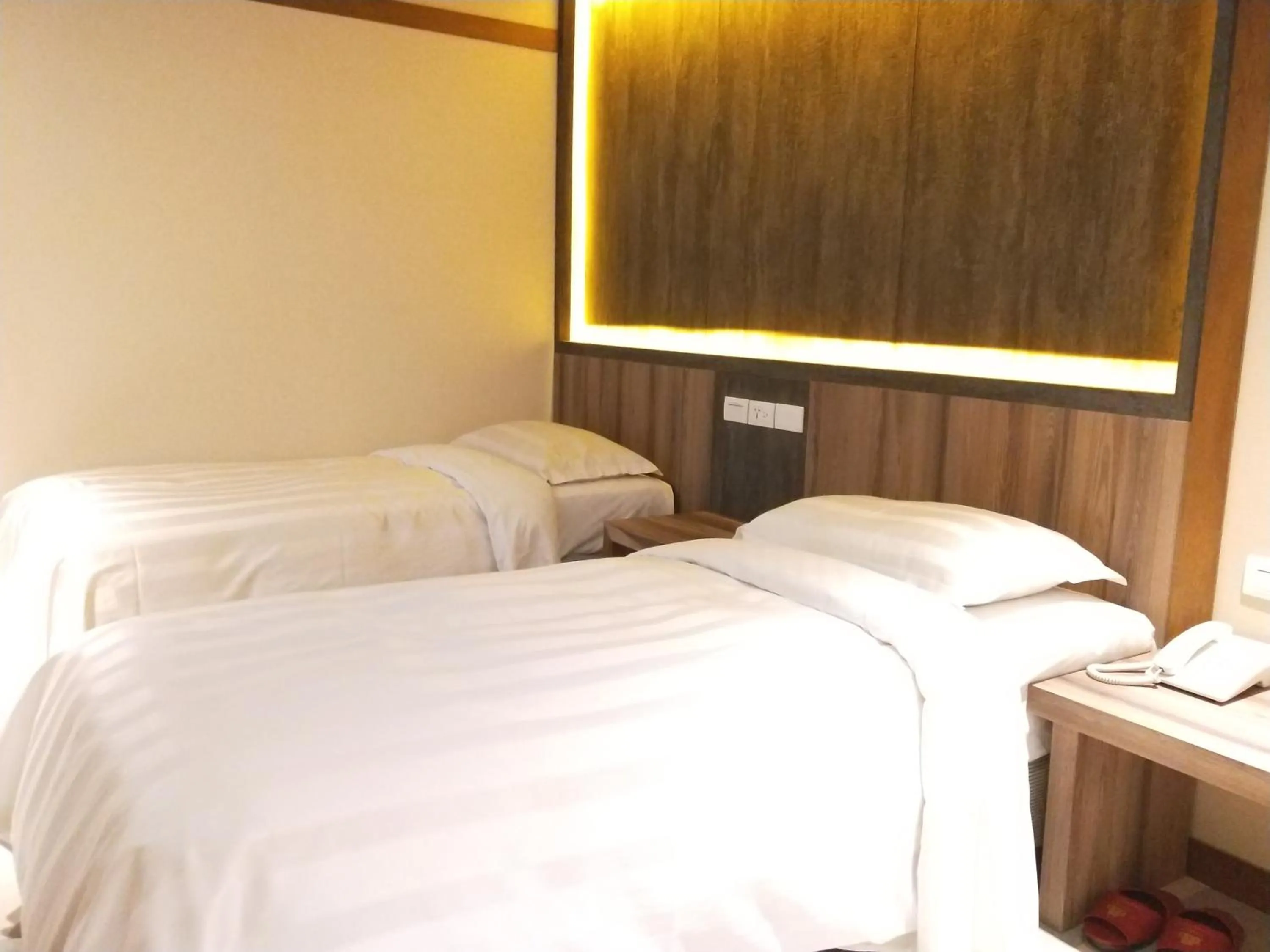 bunk bed, Bed in Dahshin Hotel