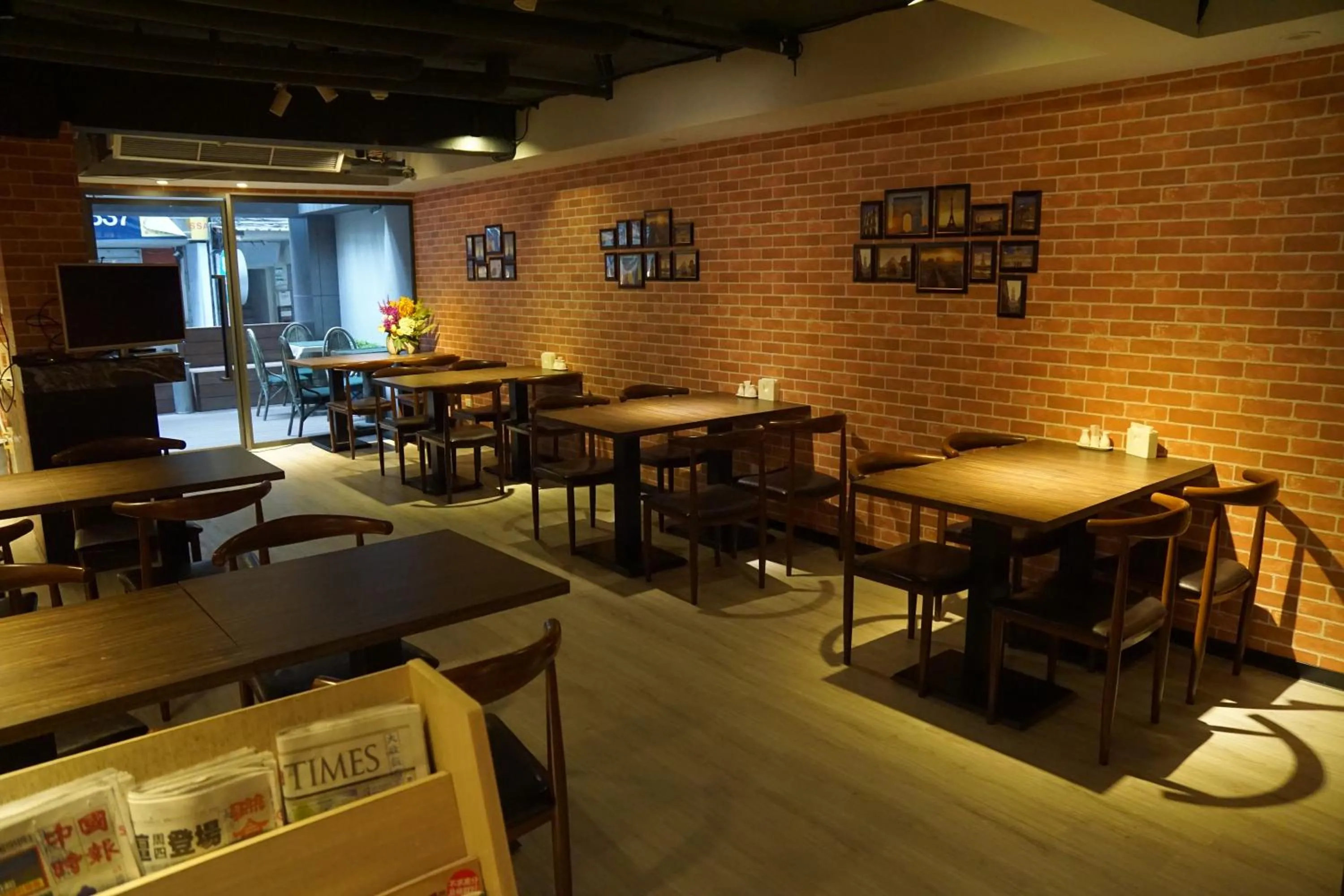 Restaurant/places to eat in Dahshin Hotel