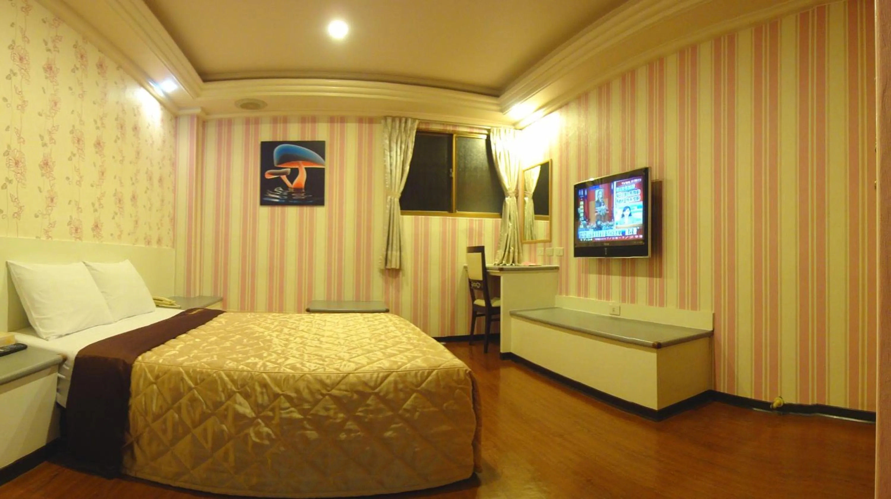 Photo of the whole room, Bed in Hua Yue Hotel