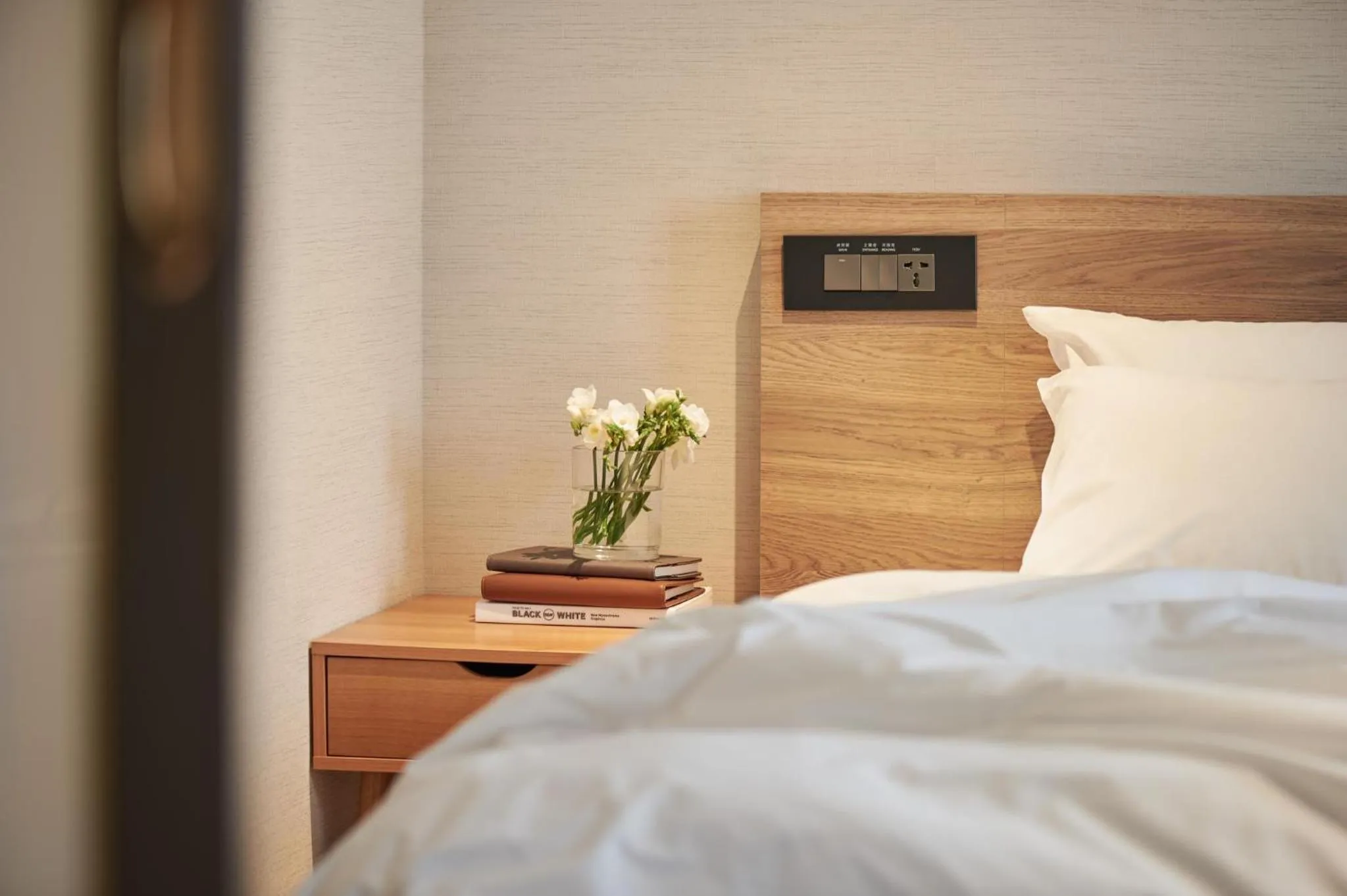 Bed in Royal Inn Taipei Nanxi - MRT Zhongshan Station