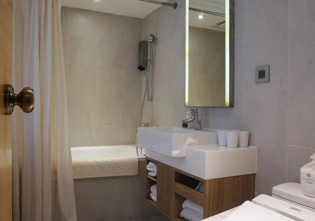 Bed in Royal Inn Taipei Nanxi - MRT Zhongshan Station