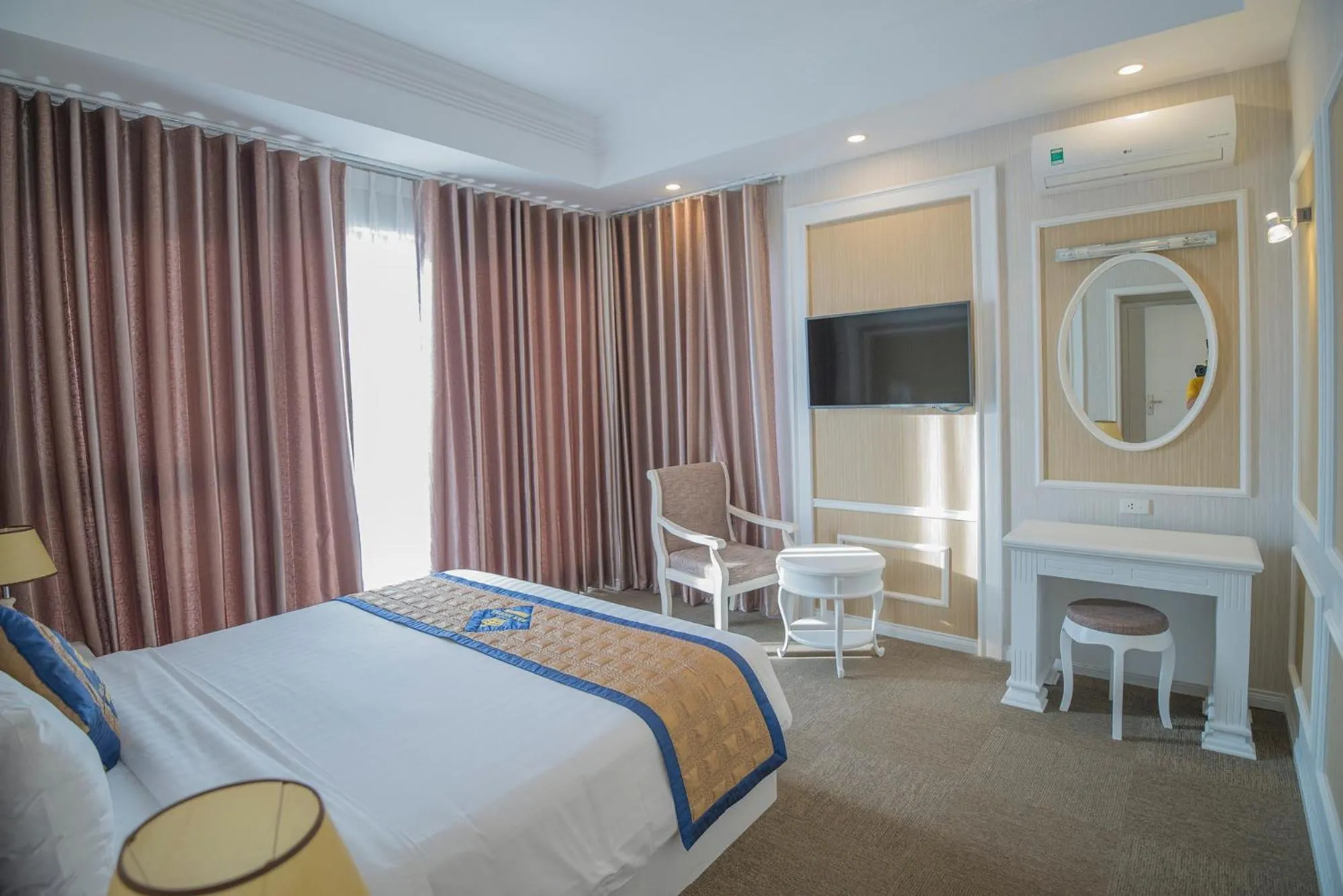 Photo of the whole room, Bed in Rex Hotel Vung Tau