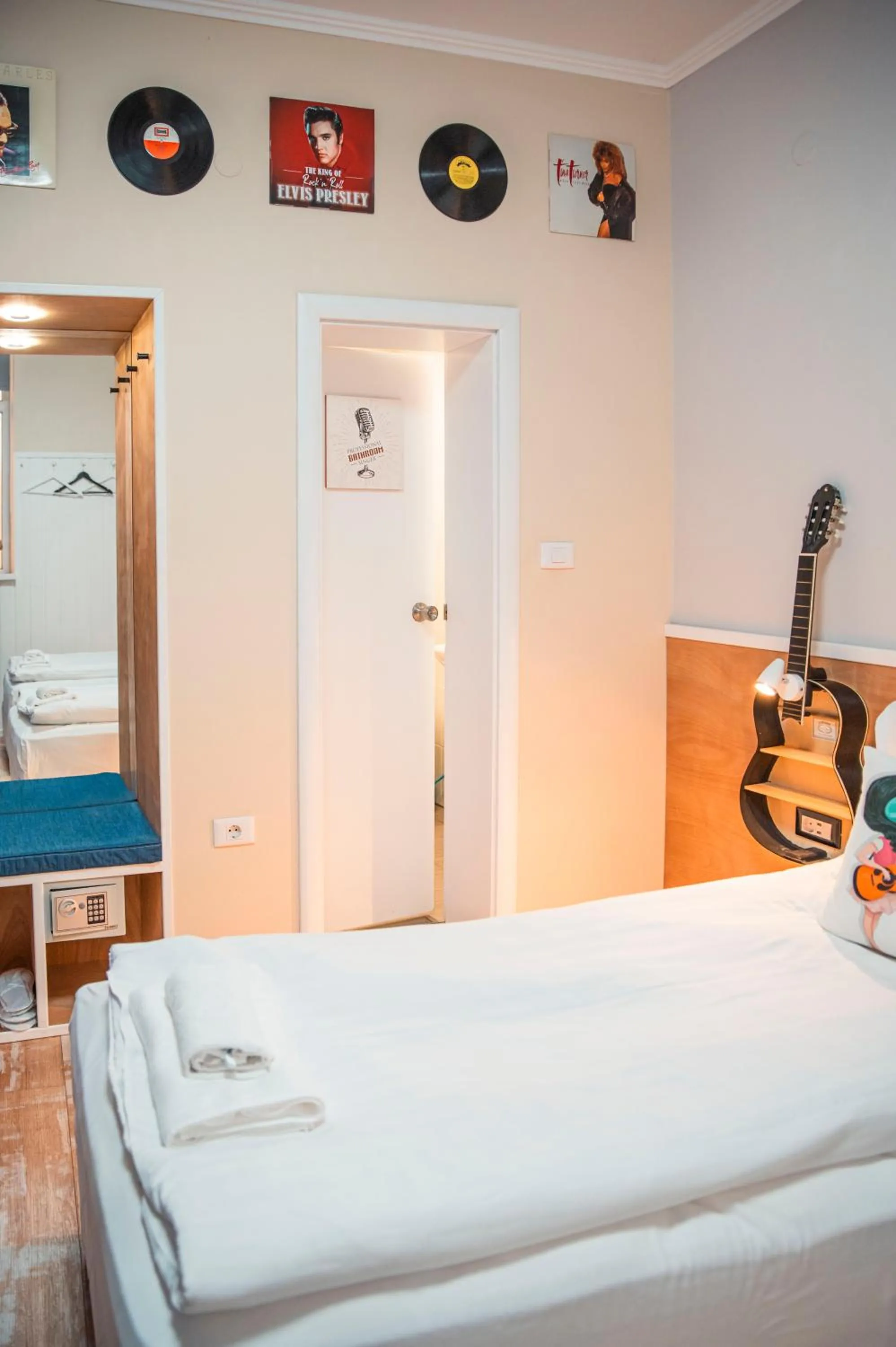 Bed in Three Dolphins Hotel with a Rooftop terracе