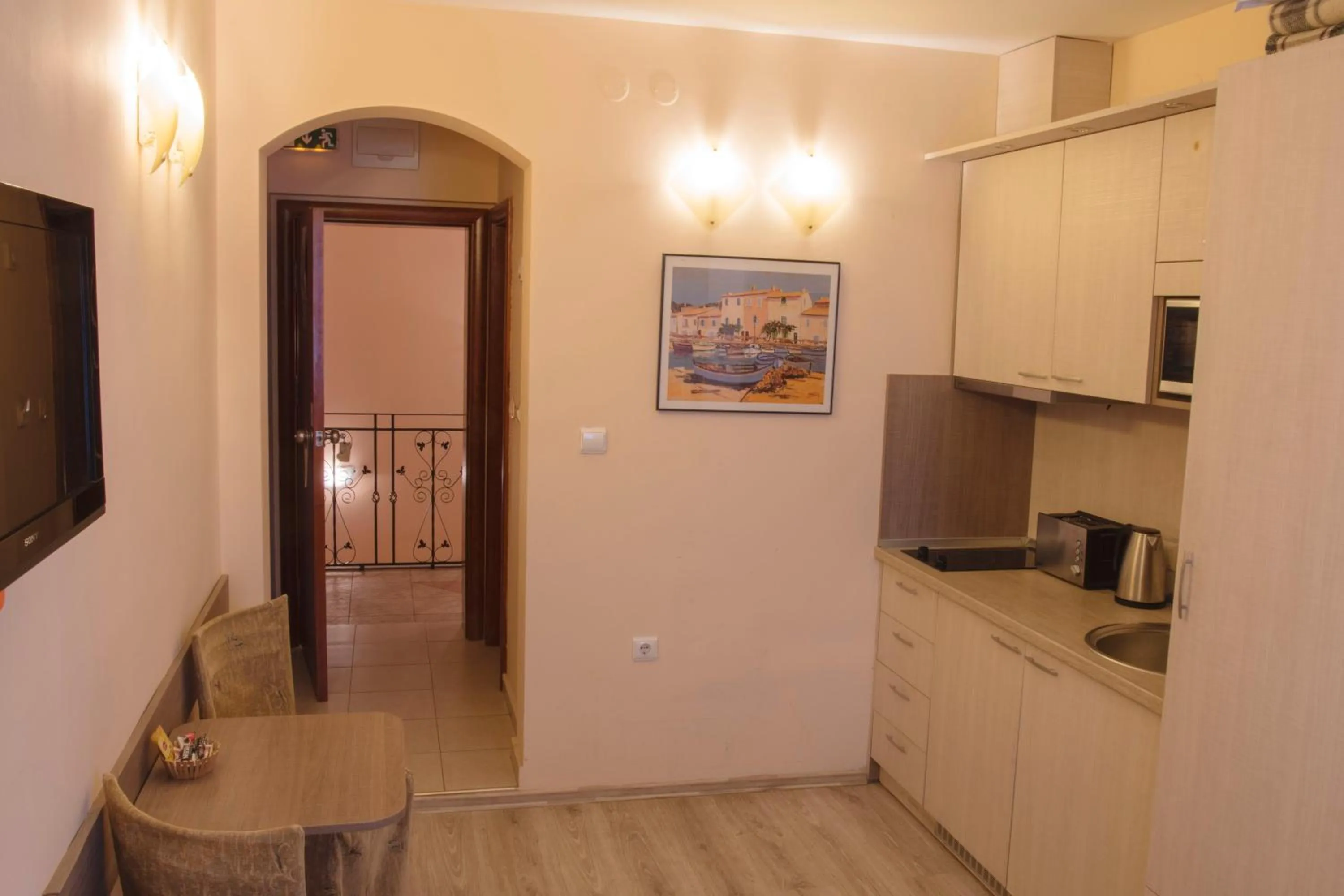 Kitchen or kitchenette in Three Dolphins Hotel with a Rooftop terracе