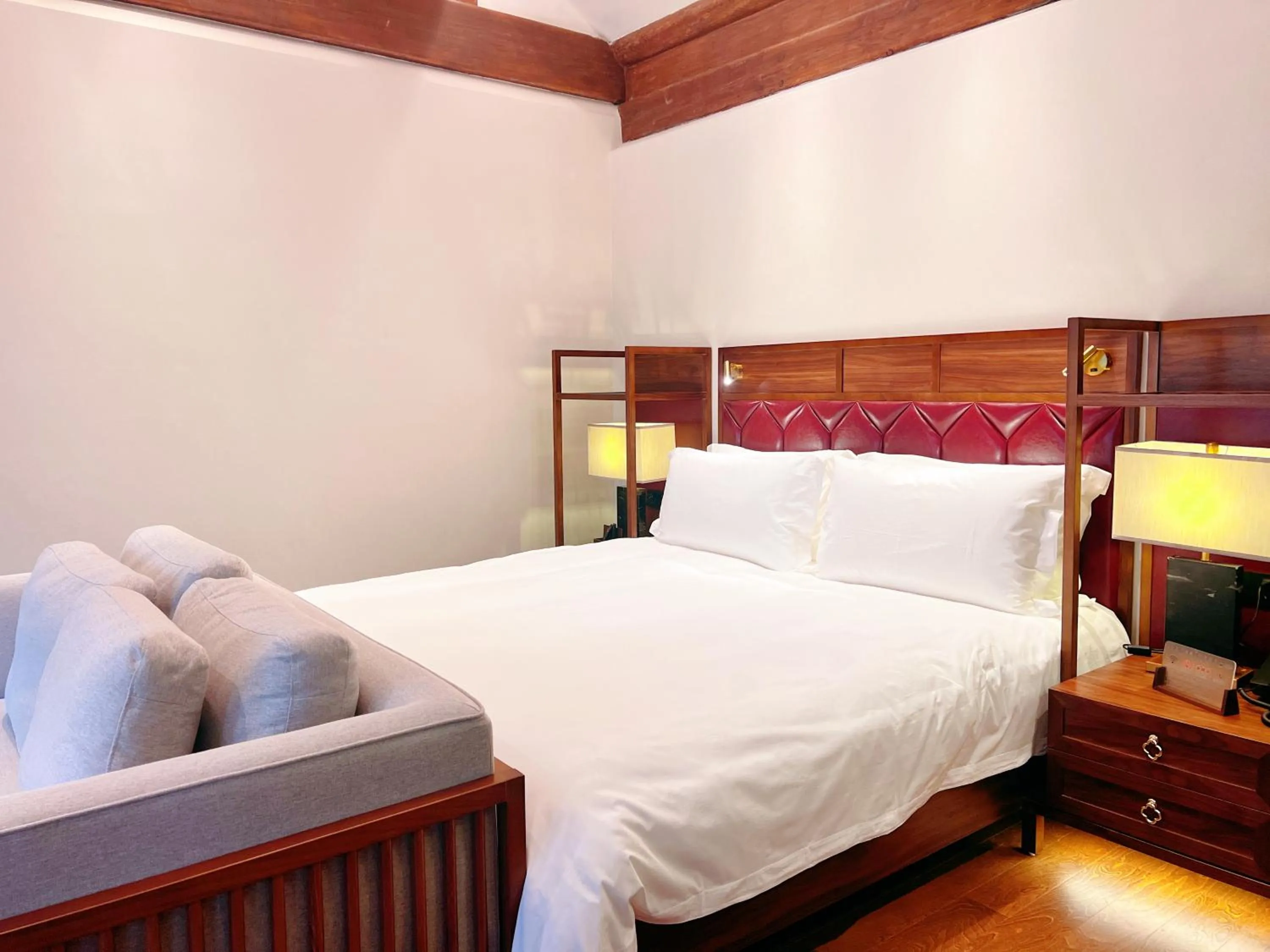 Bedroom, Bed in Jingshan Garden Hotel