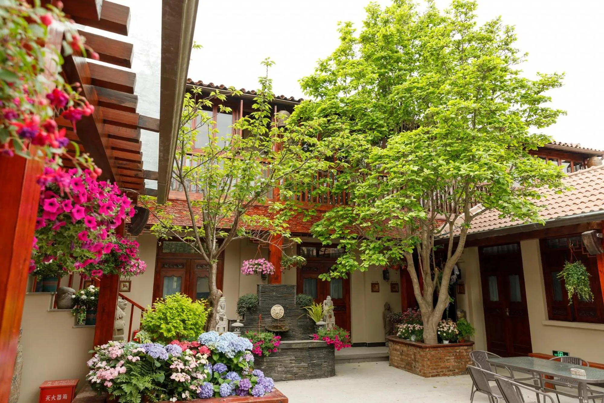 Property building in Jingshan Garden Hotel