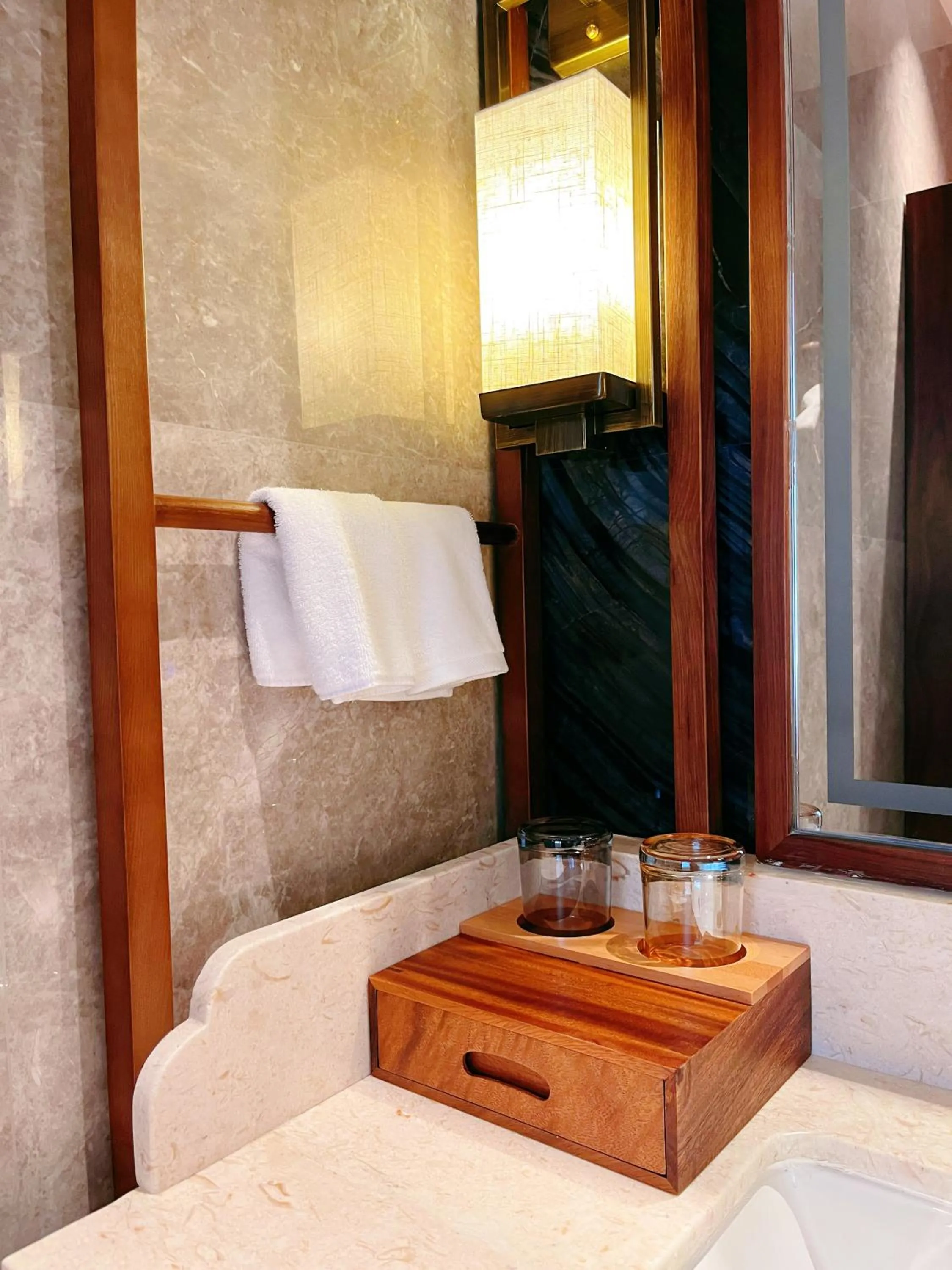 Bathroom, Bed in Jingshan Garden Hotel