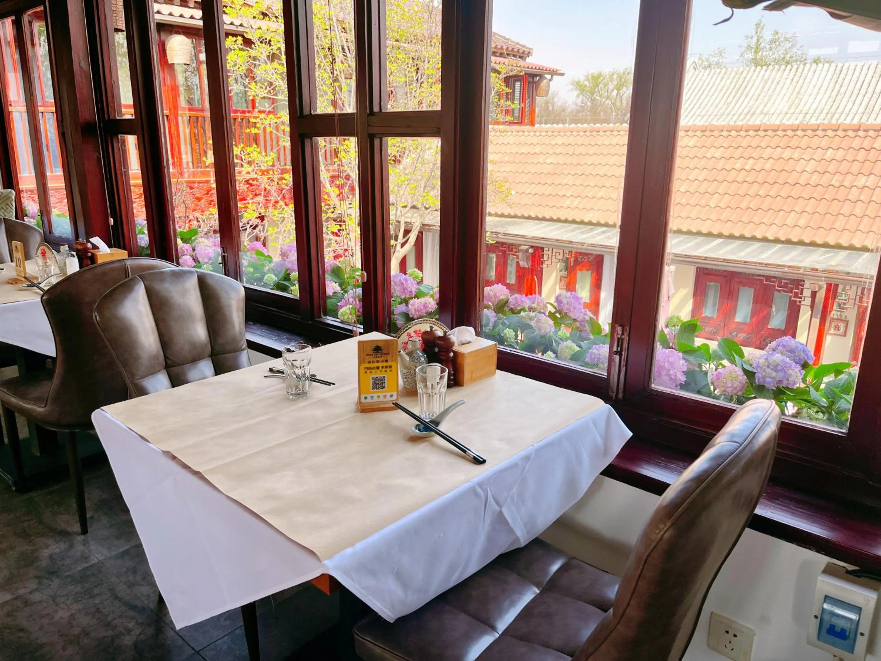 Restaurant/places to eat in Jingshan Garden Hotel