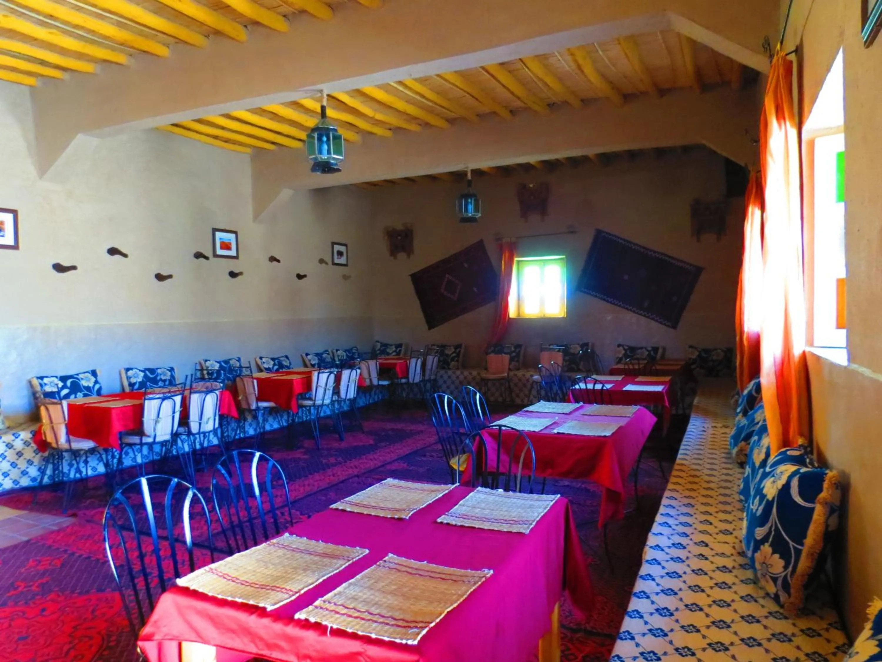 Restaurant/places to eat in Hôtel Riad Tadarte Familier