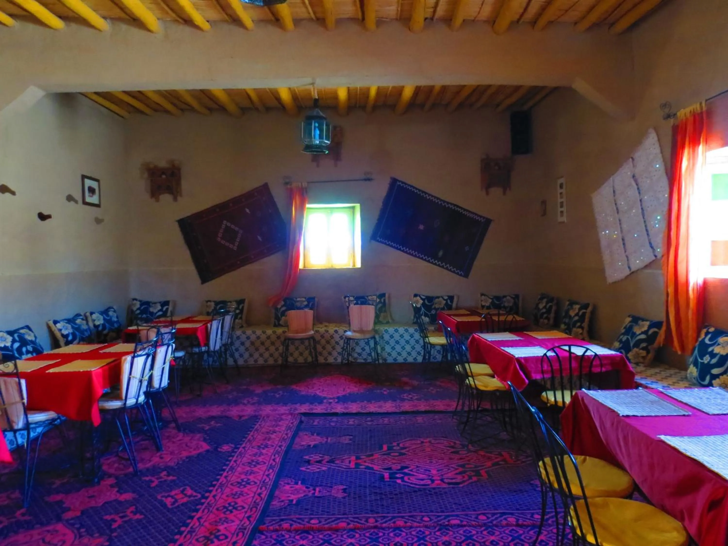 Restaurant/places to eat in Hôtel Riad Tadarte Familier