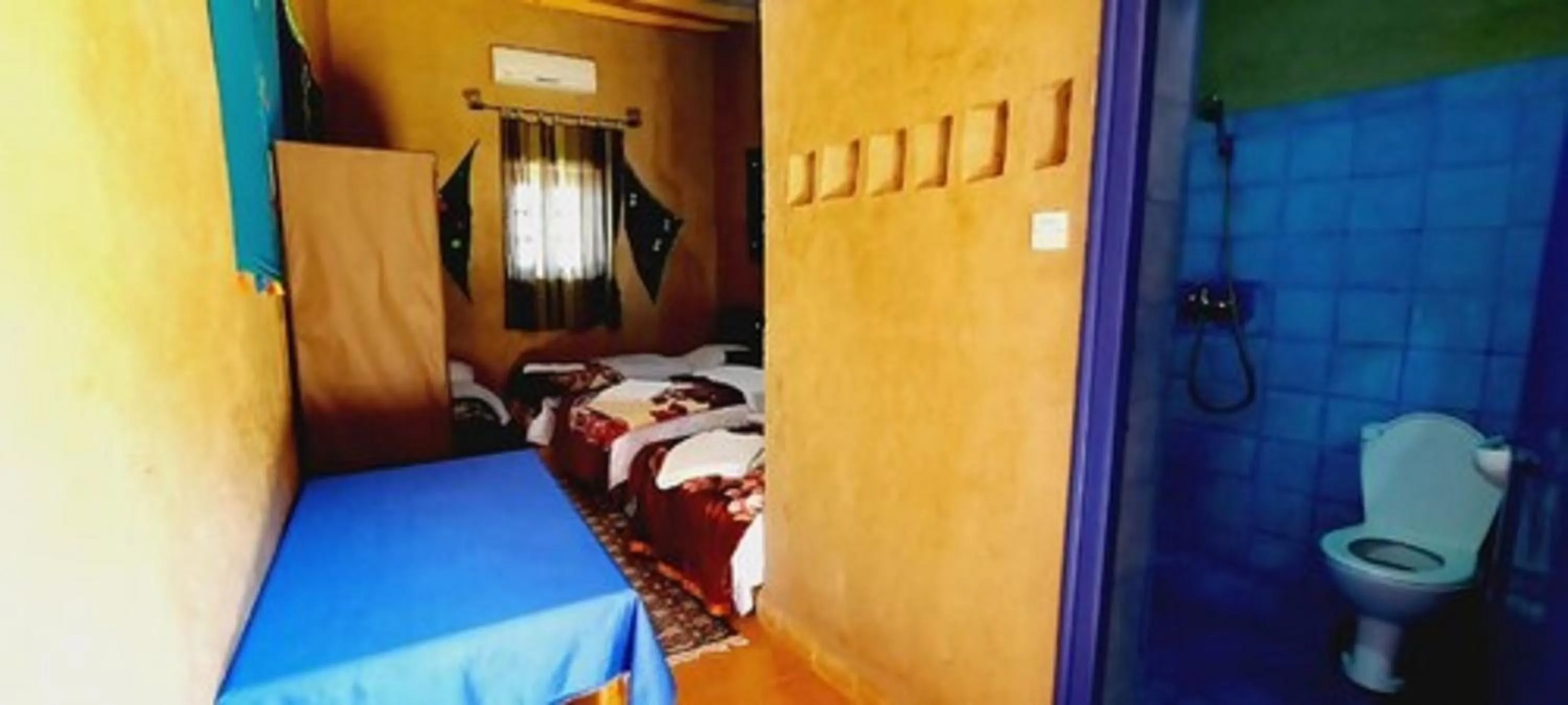 Toilet, Bed in Hôtel Riad Tadarte Familier