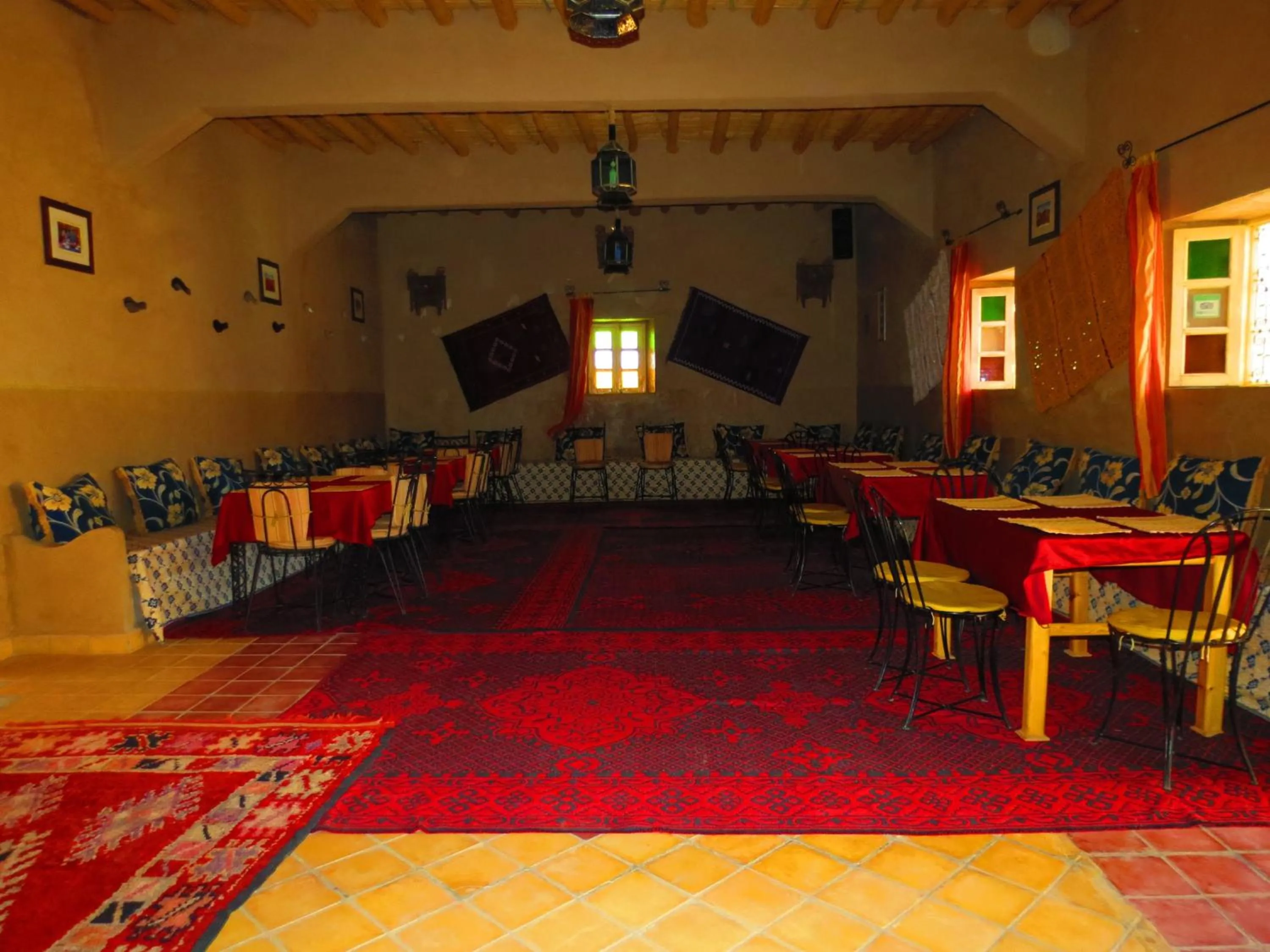 Restaurant/places to eat in Hôtel Riad Tadarte Familier