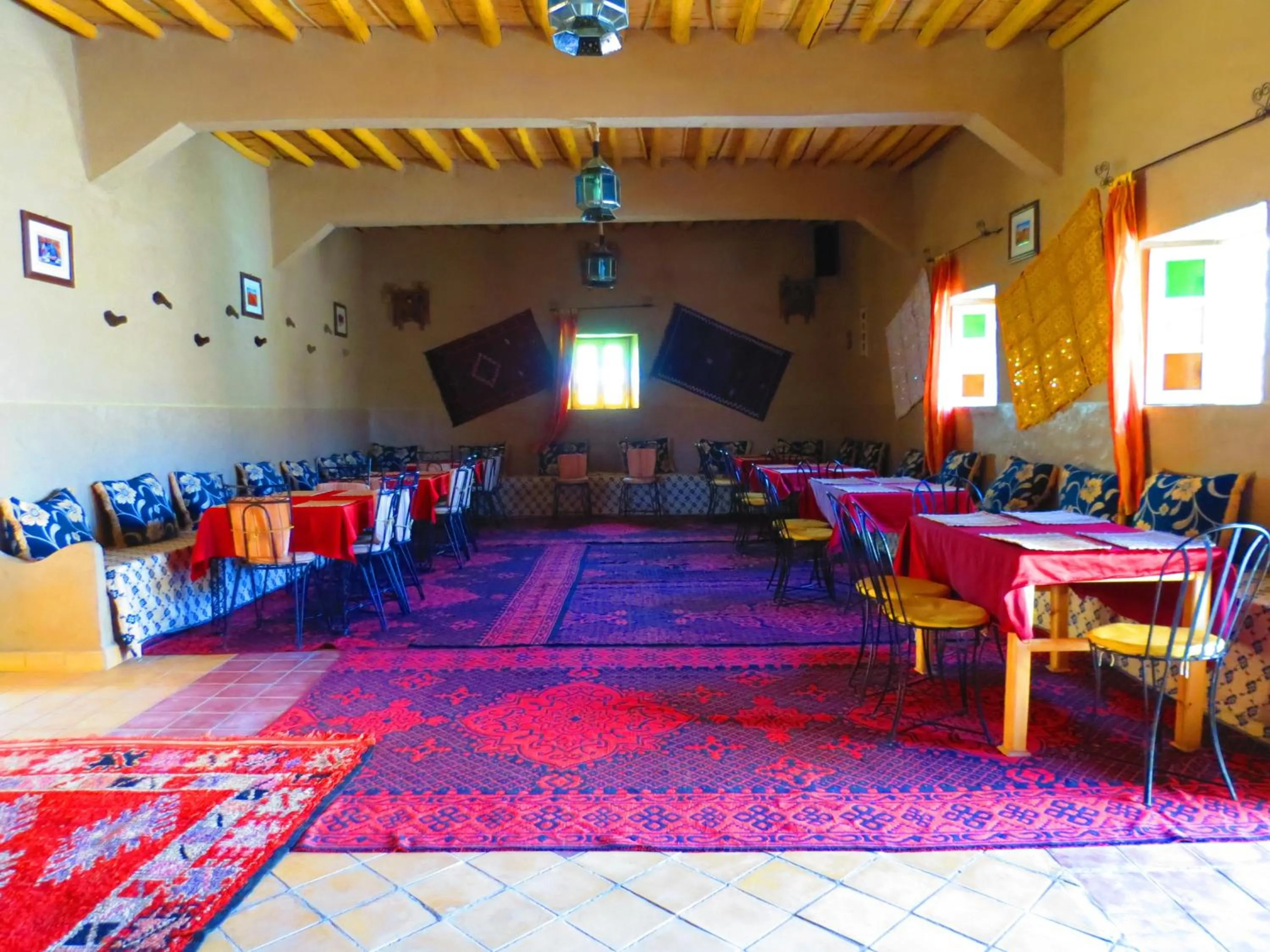 Restaurant/places to eat in Hôtel Riad Tadarte Familier