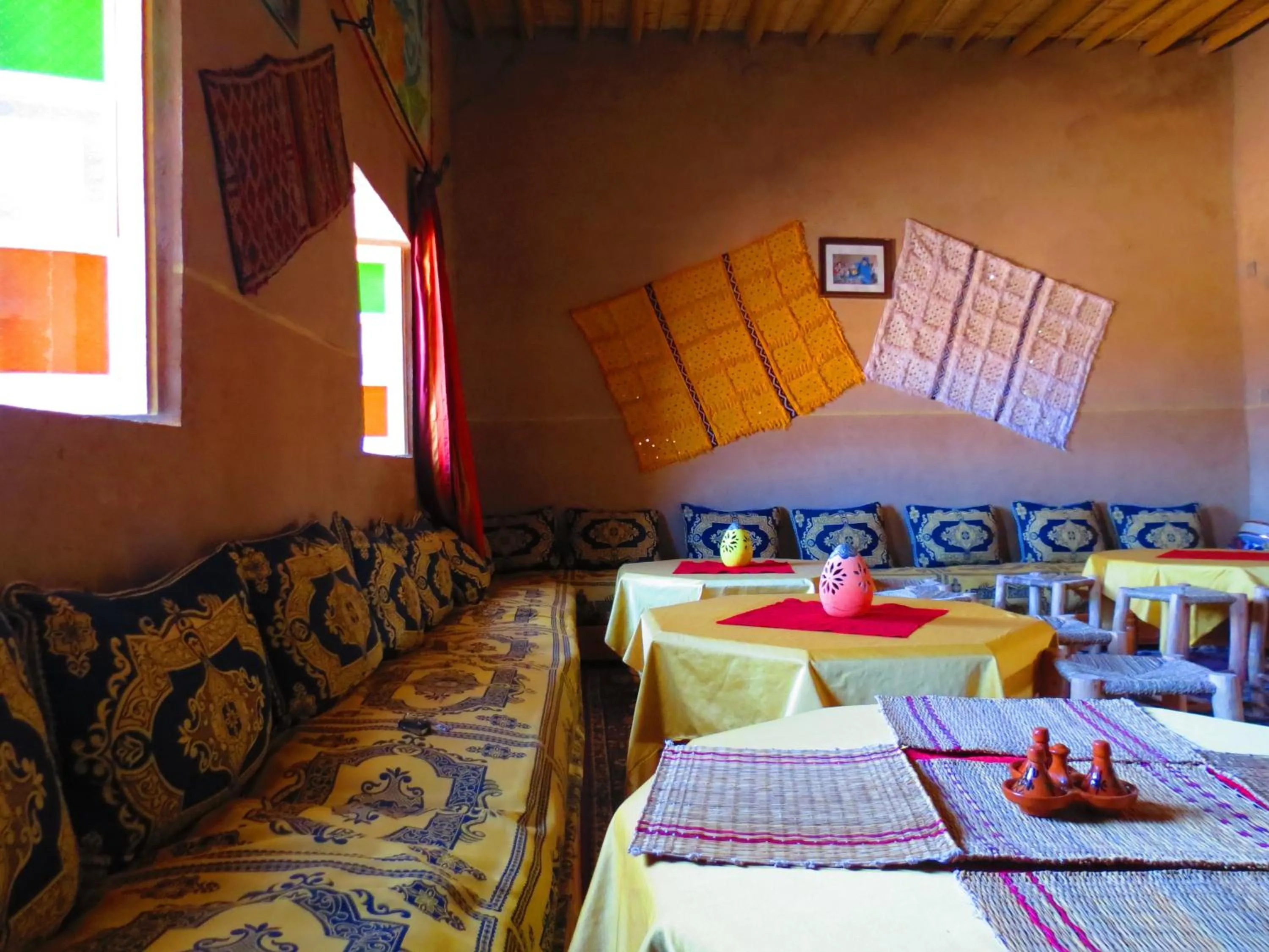 Restaurant/places to eat in Hôtel Riad Tadarte Familier