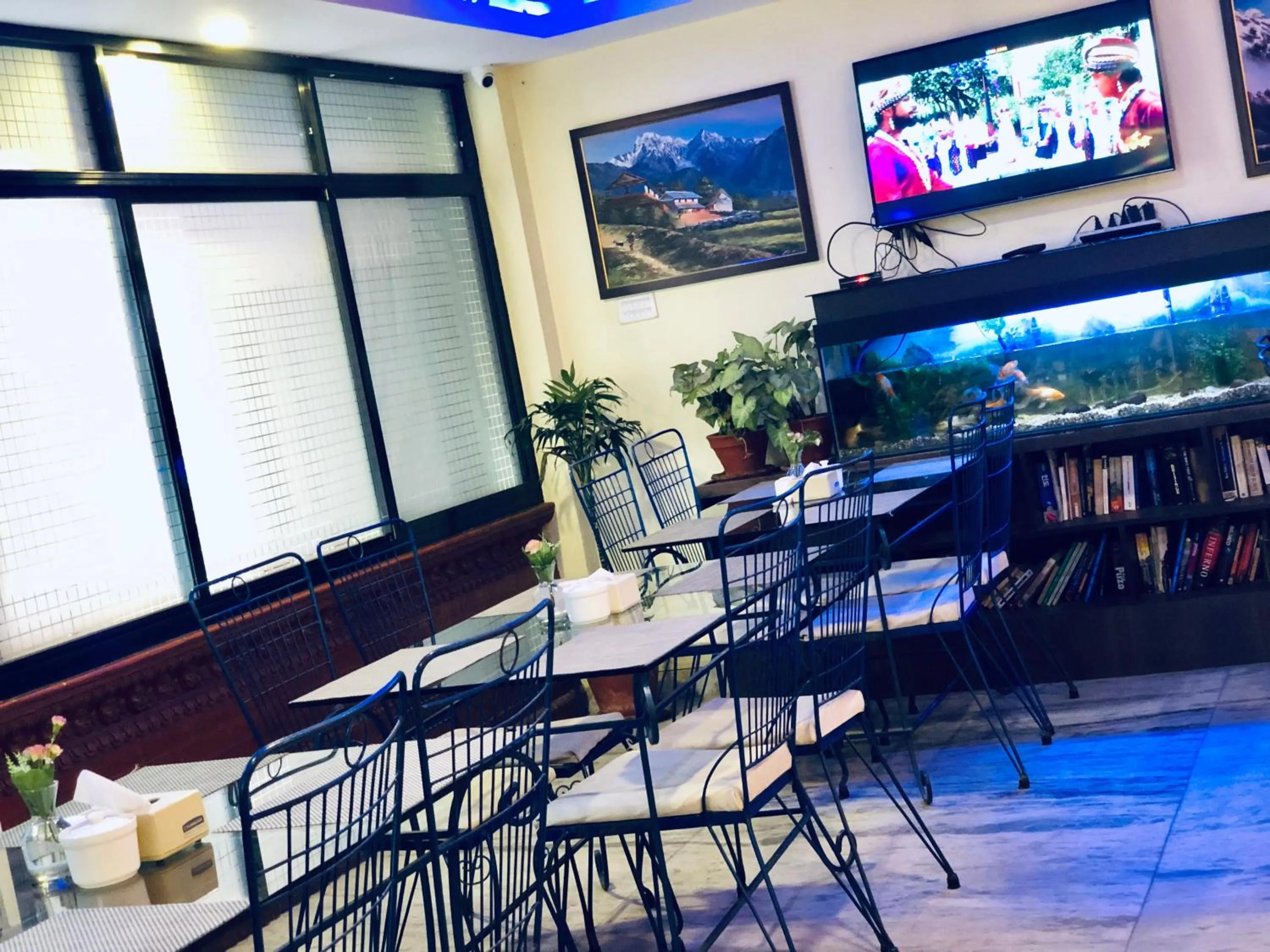 Restaurant/places to eat in Backyard Hotel