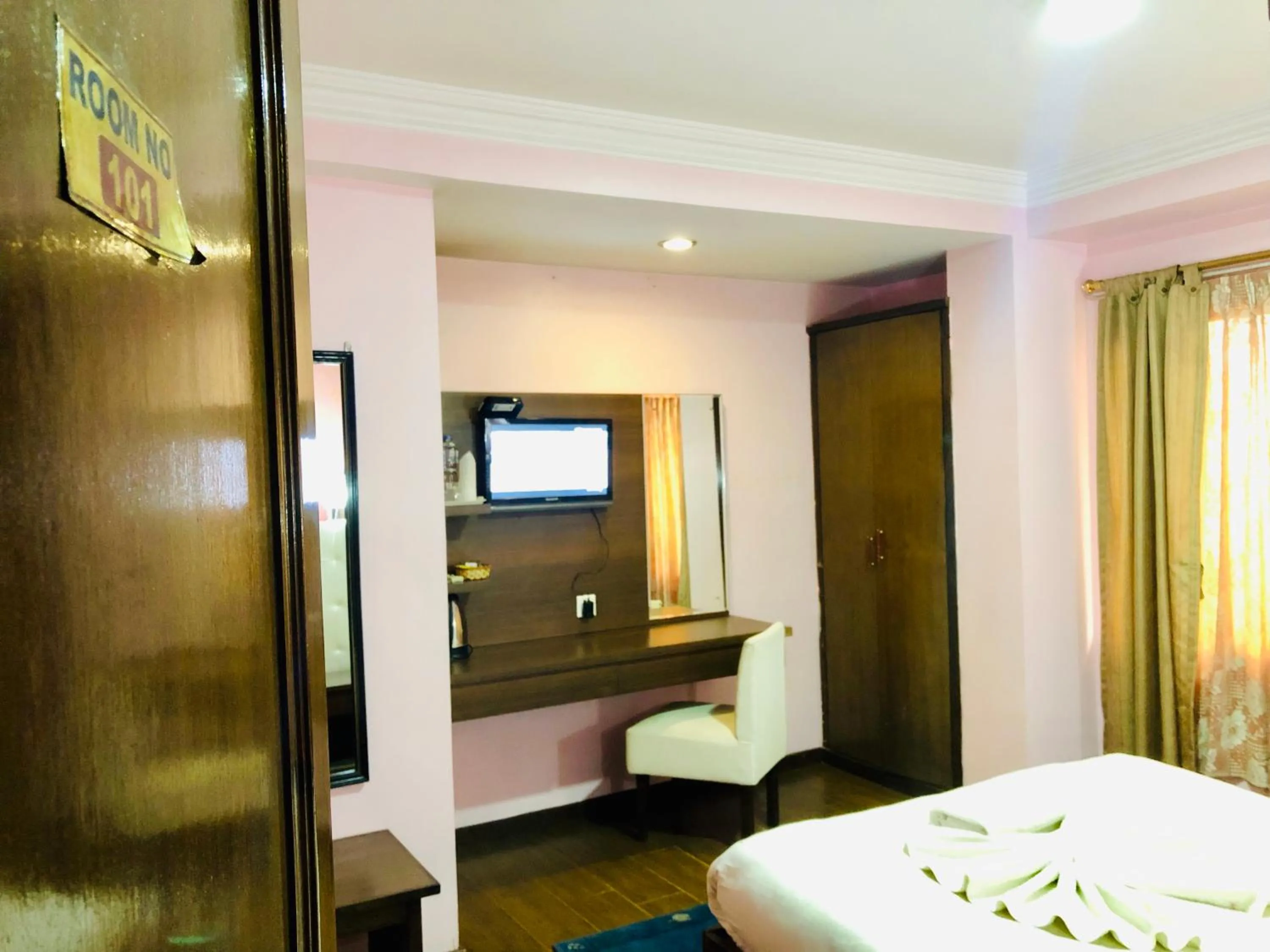 Bedroom, Bed in Backyard Hotel