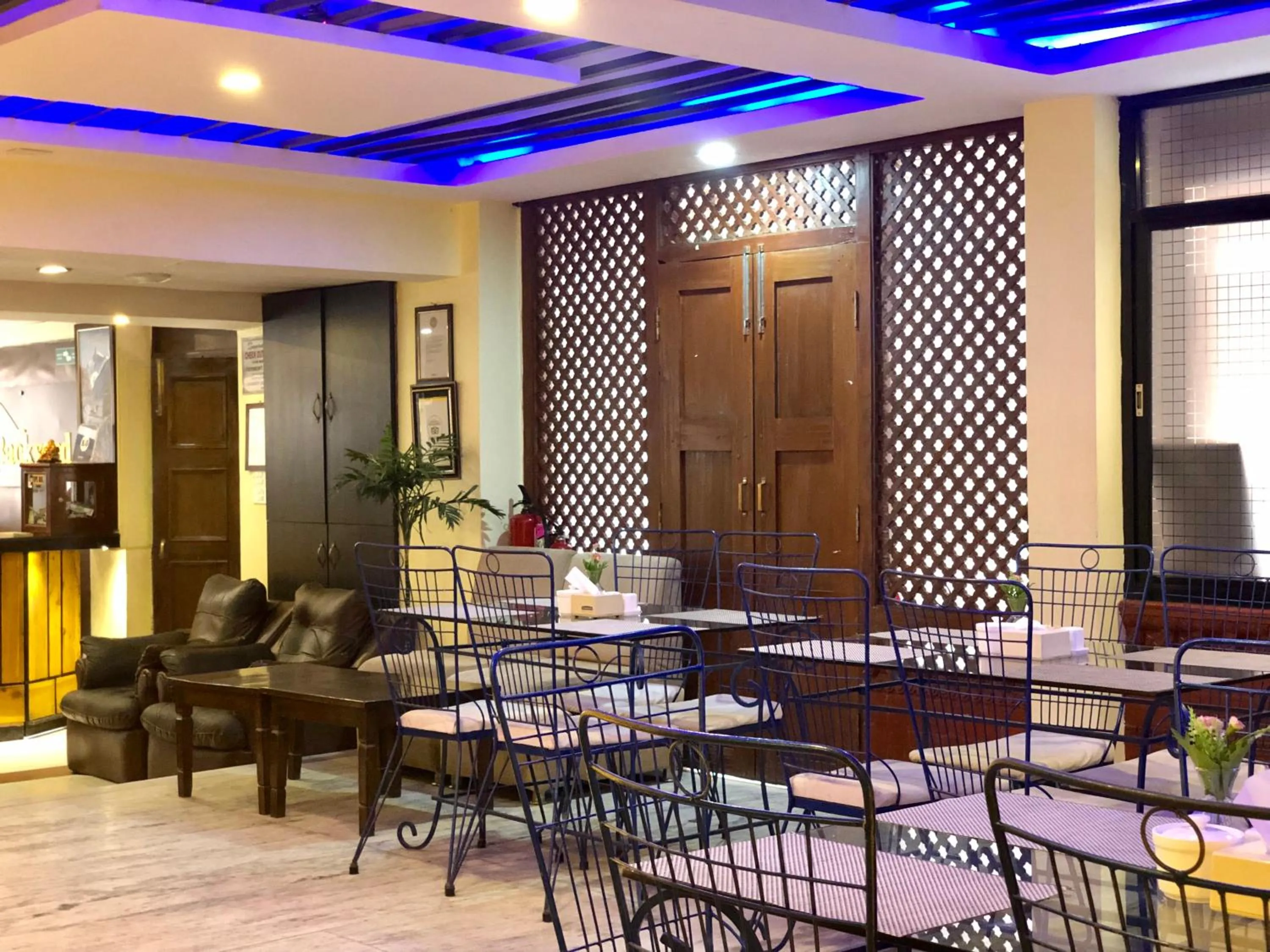 Restaurant/places to eat in Backyard Hotel