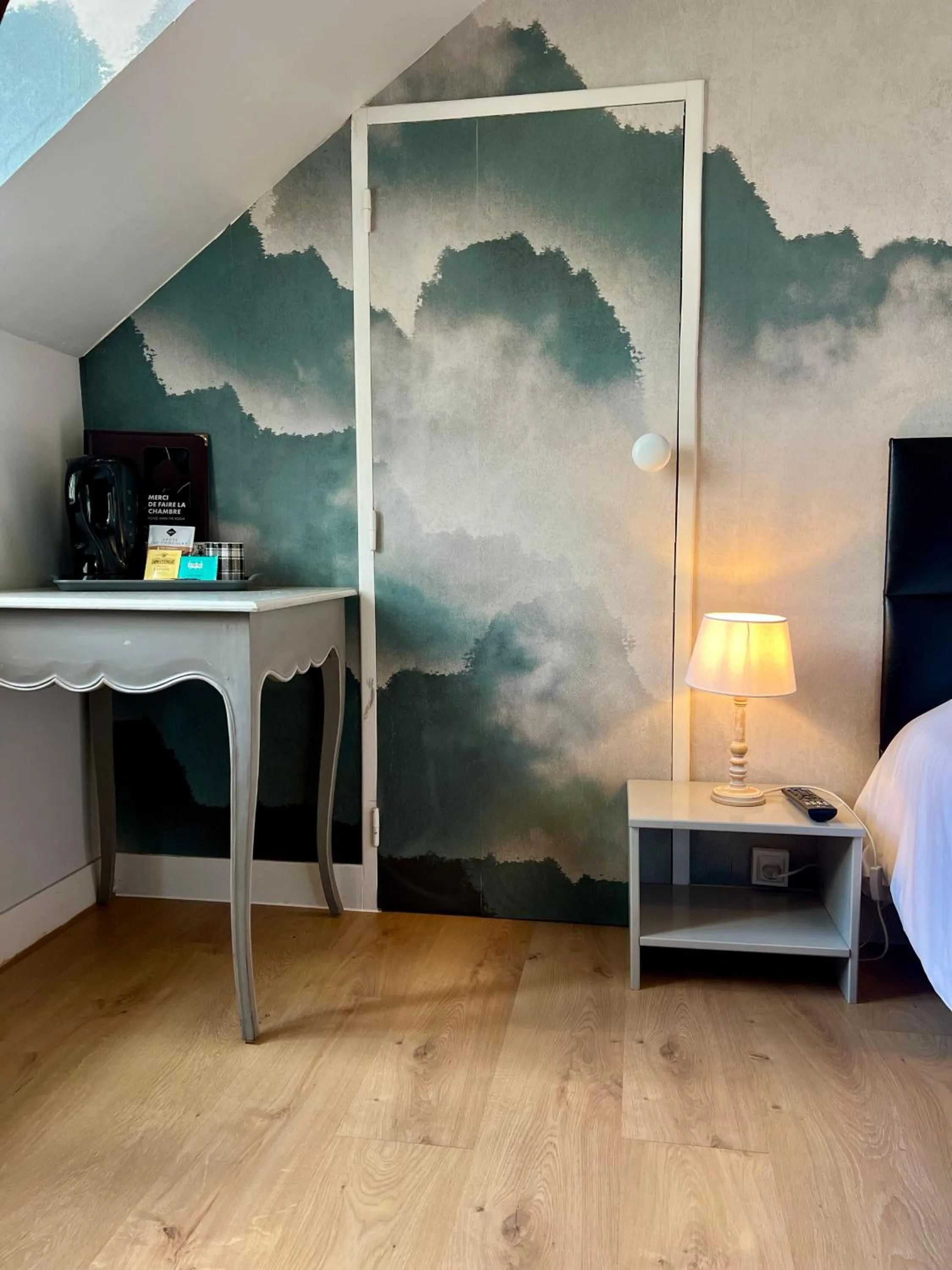 Coffee/tea facilities, Bed in Le Cheval Blanc