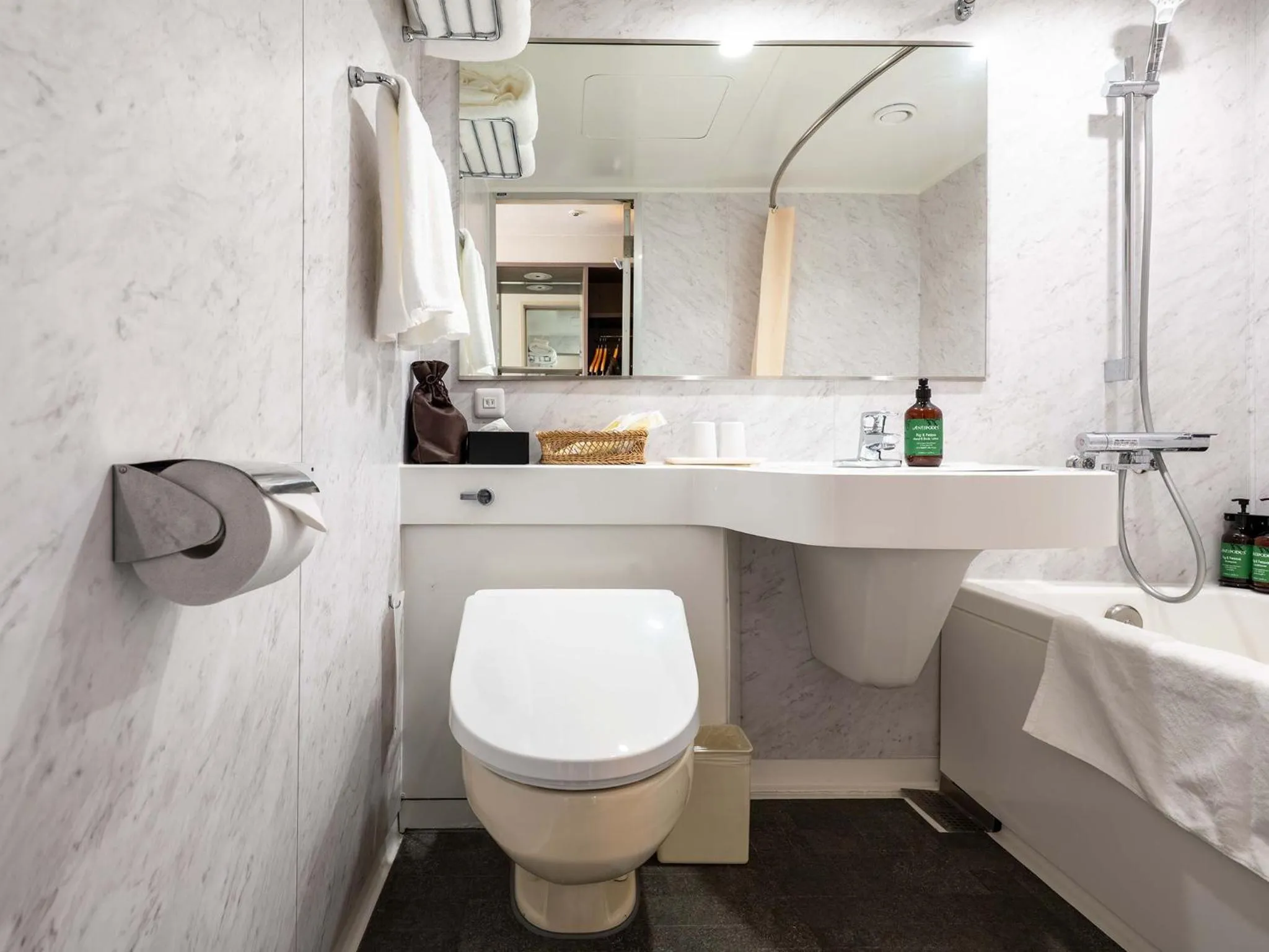 Bathroom in Hotel Crown Palais Hamamatsu