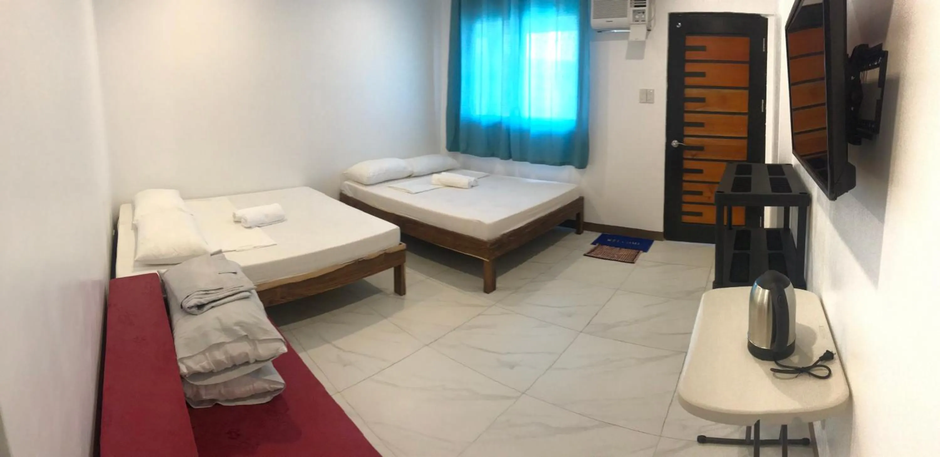 Bed in Seabreeze Beach Lodge