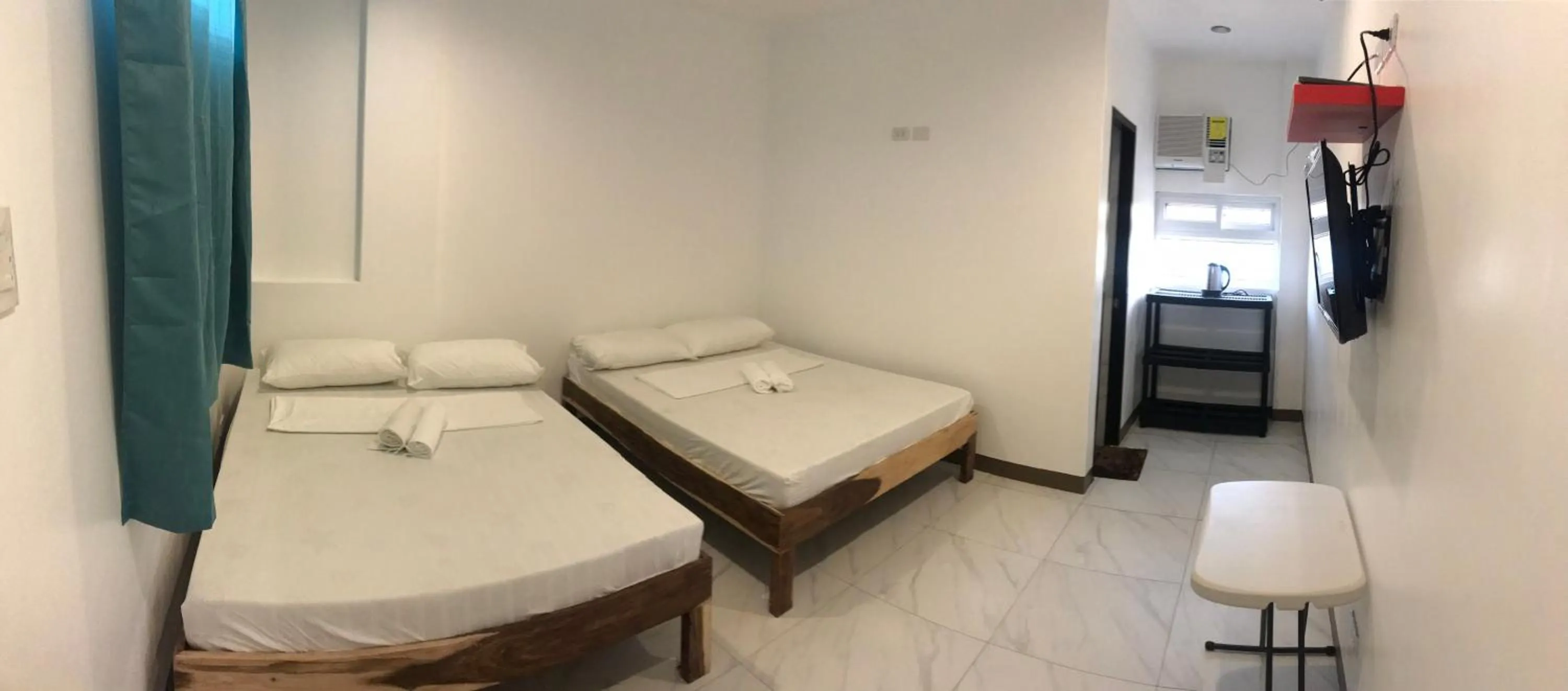 Bed in Seabreeze Beach Lodge