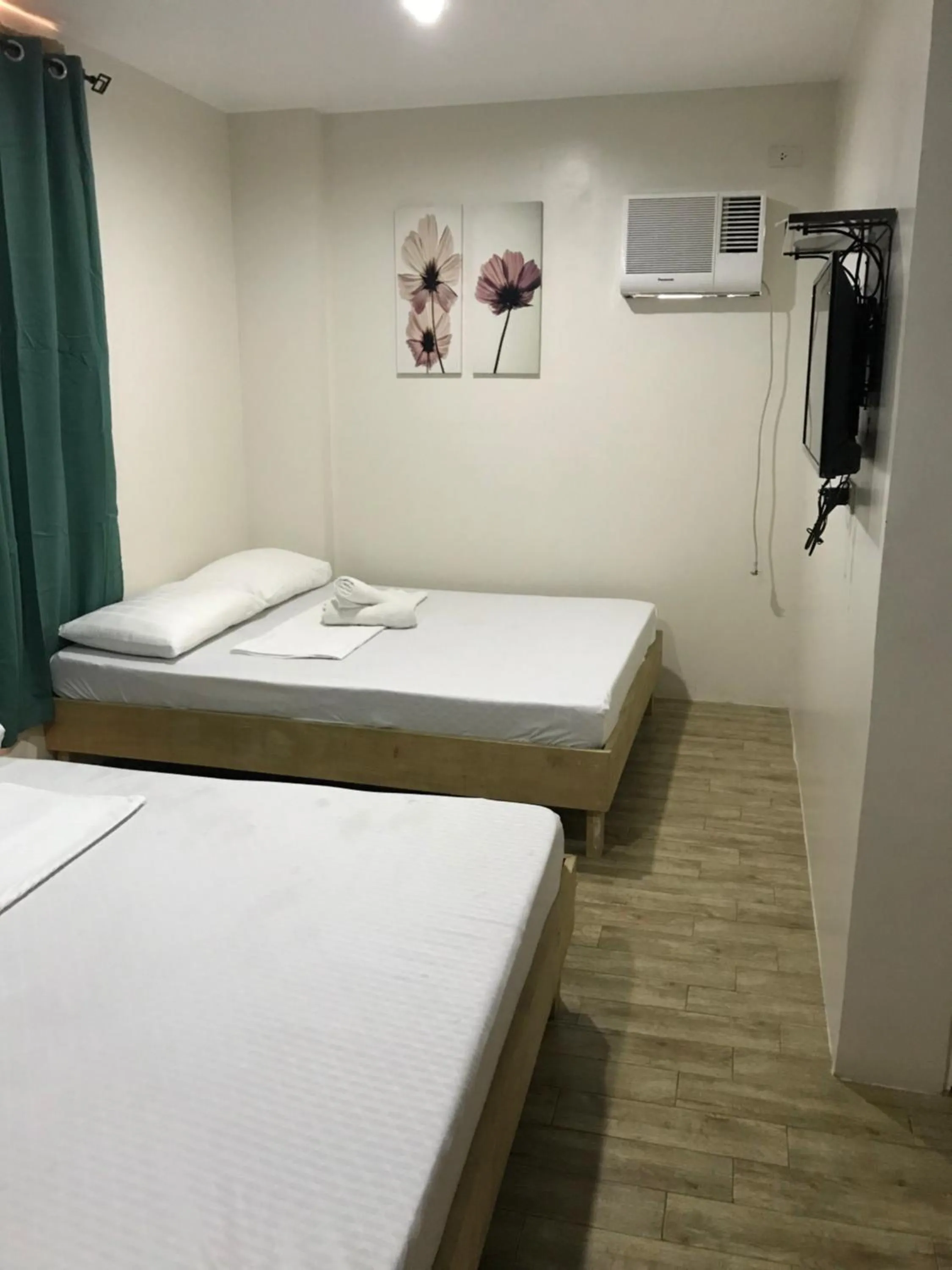 Bed in Seabreeze Beach Lodge