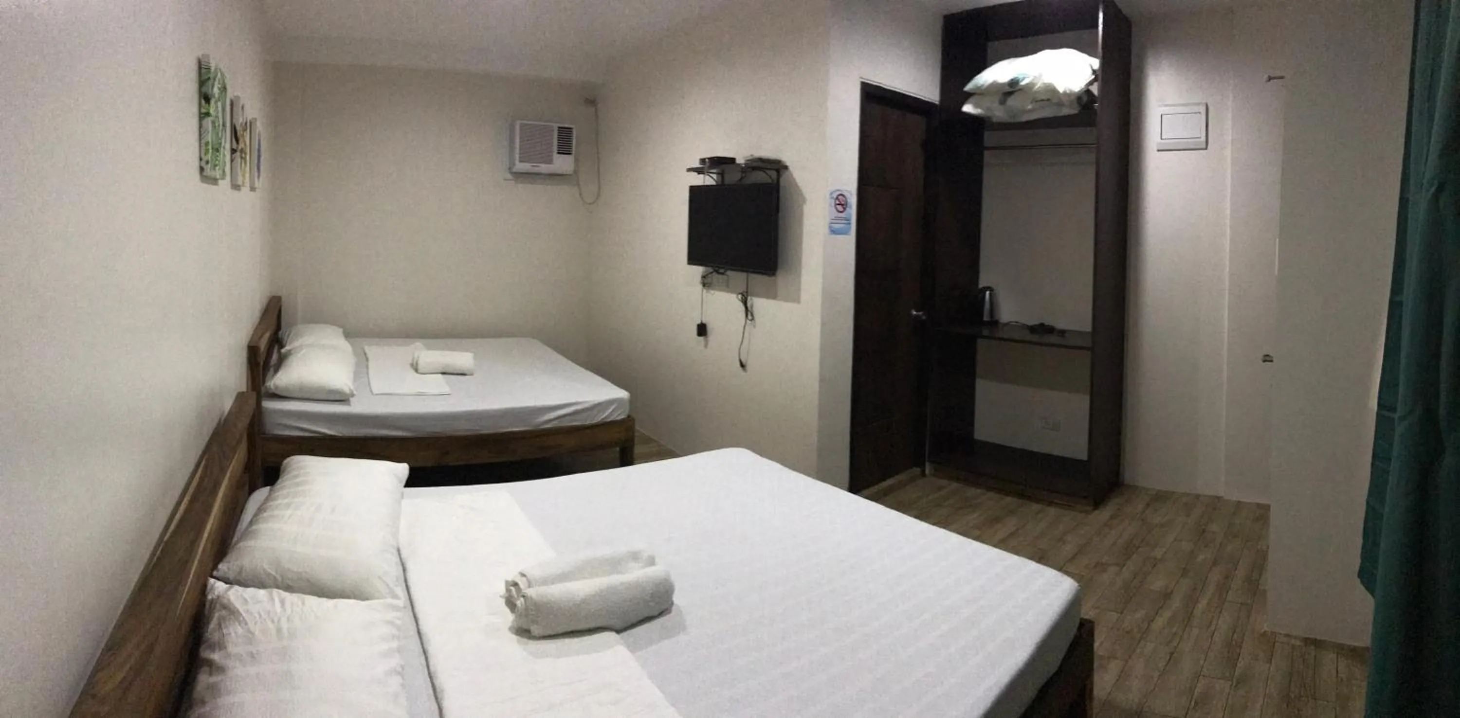 Bed in Seabreeze Beach Lodge