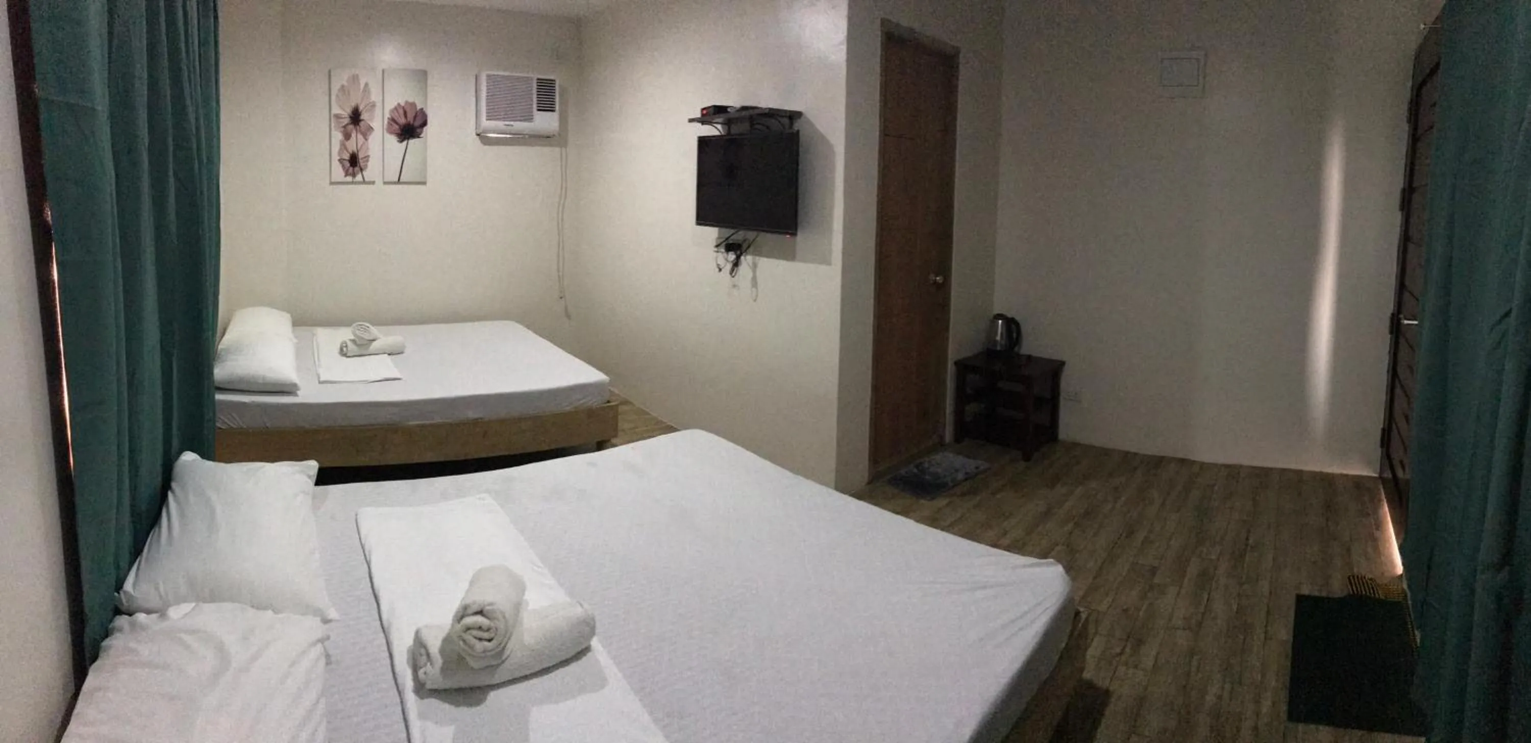 Bed in Seabreeze Beach Lodge