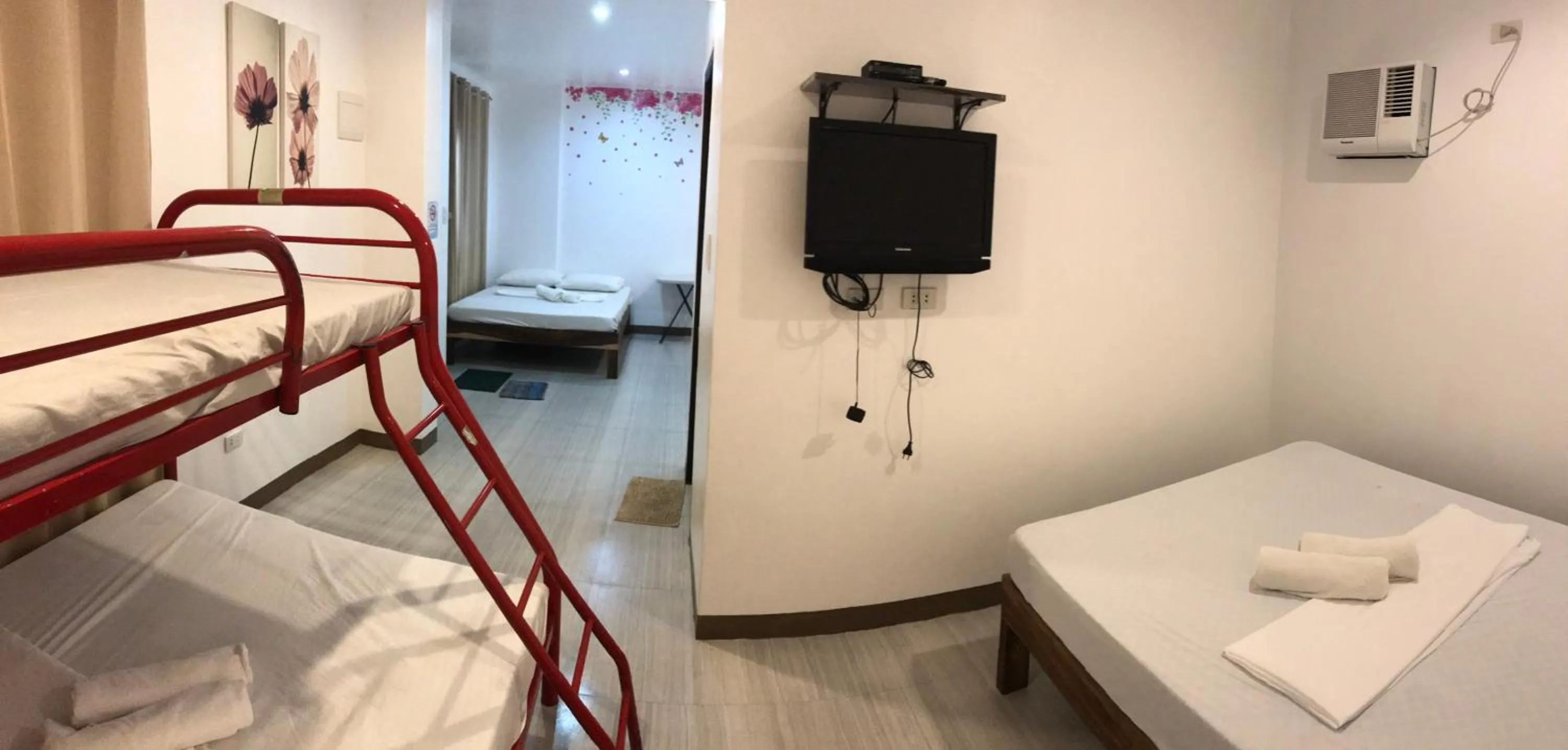 Bed in Seabreeze Beach Lodge