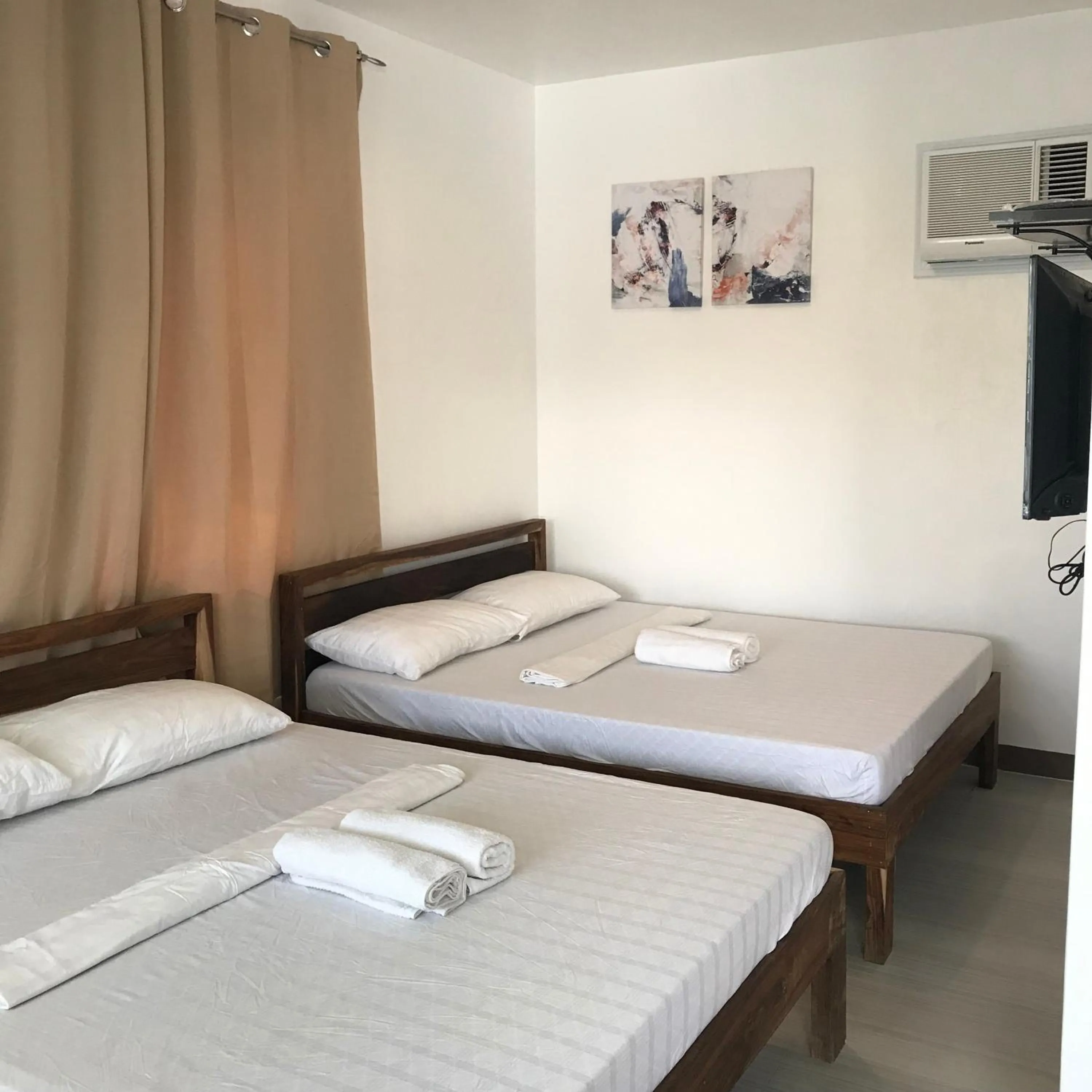 Bed in Seabreeze Beach Lodge