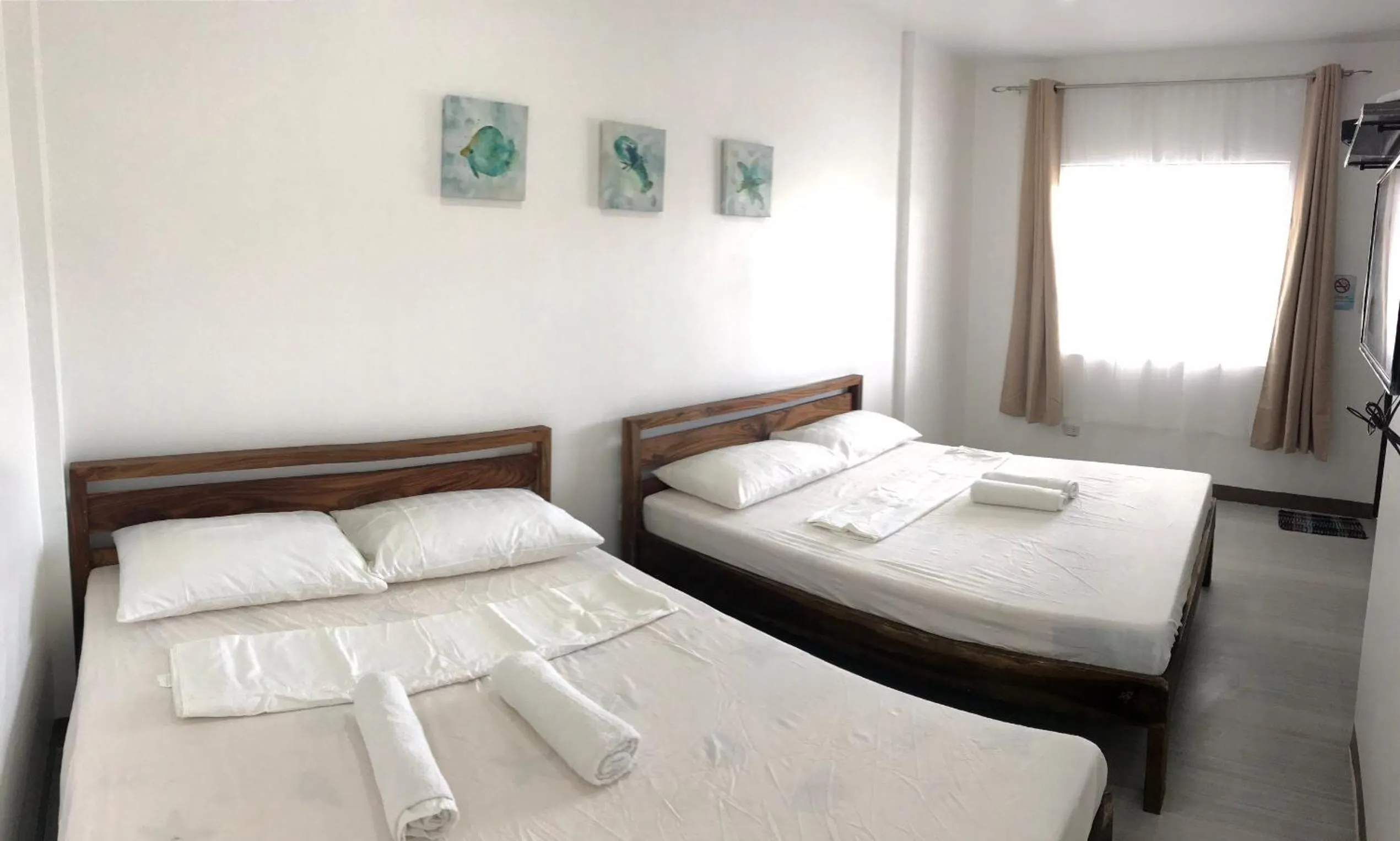 Bed in Seabreeze Beach Lodge