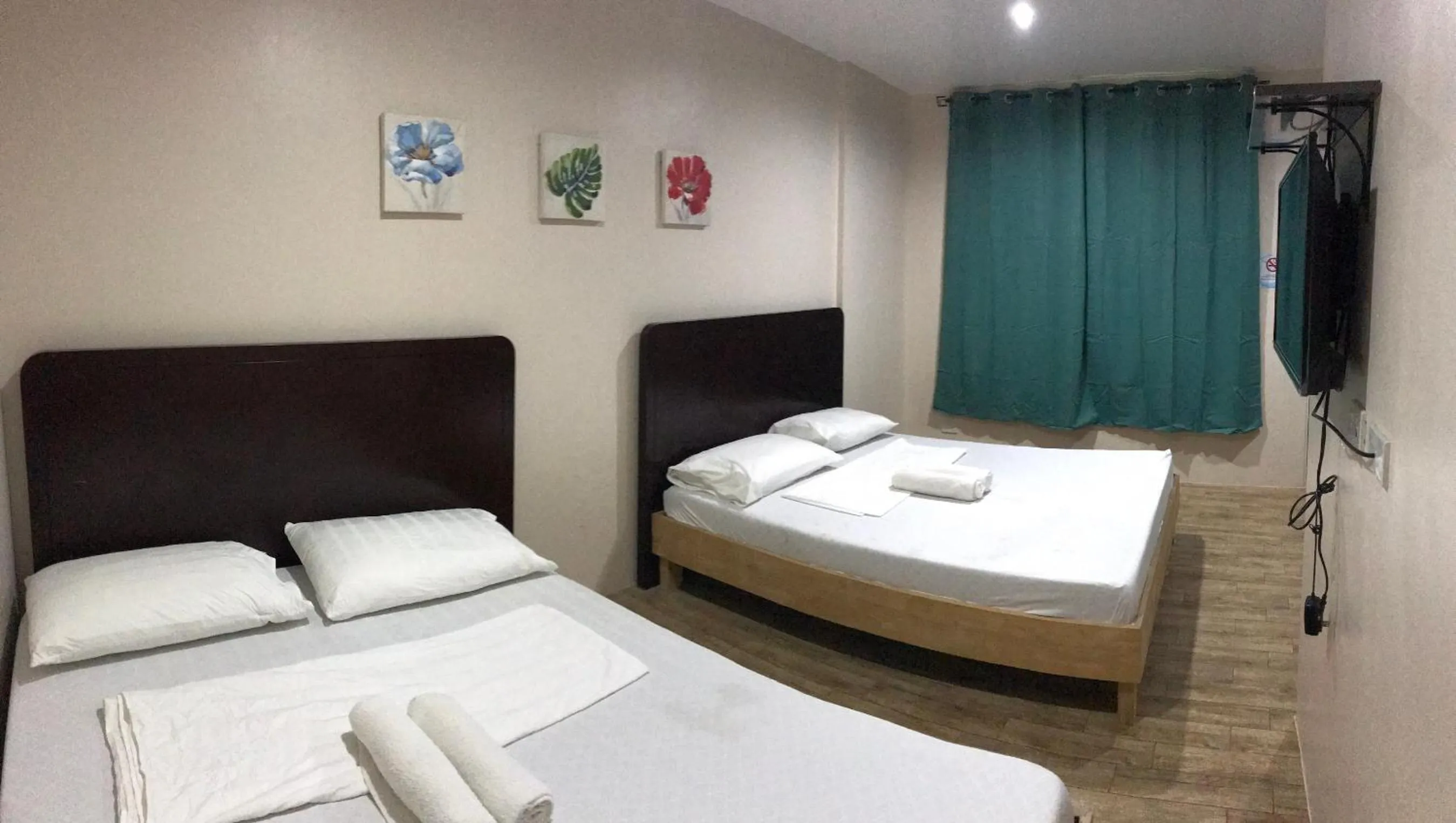 Bed in Seabreeze Beach Lodge