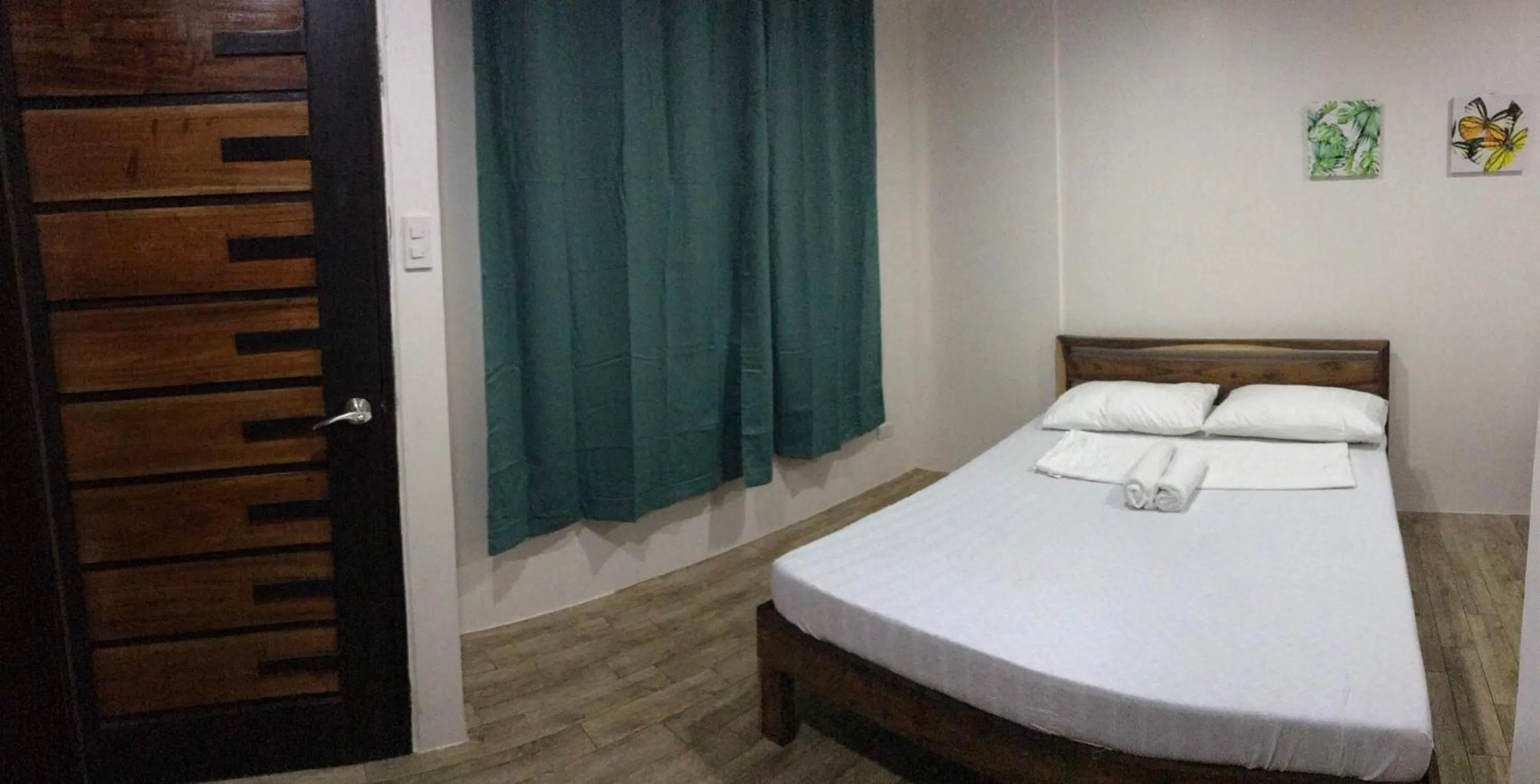 Bed in Seabreeze Beach Lodge