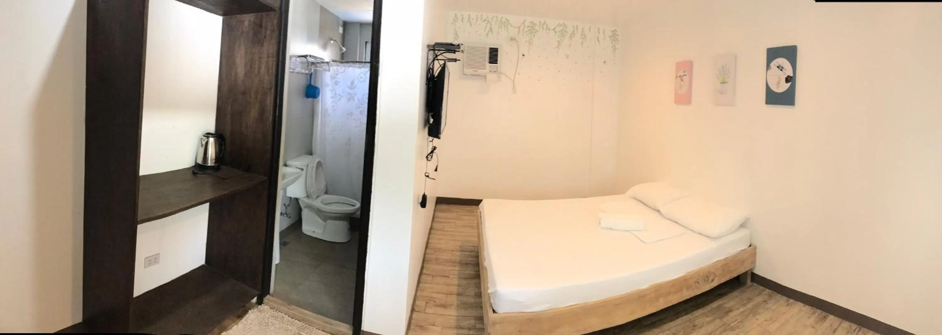 Bed in Seabreeze Beach Lodge