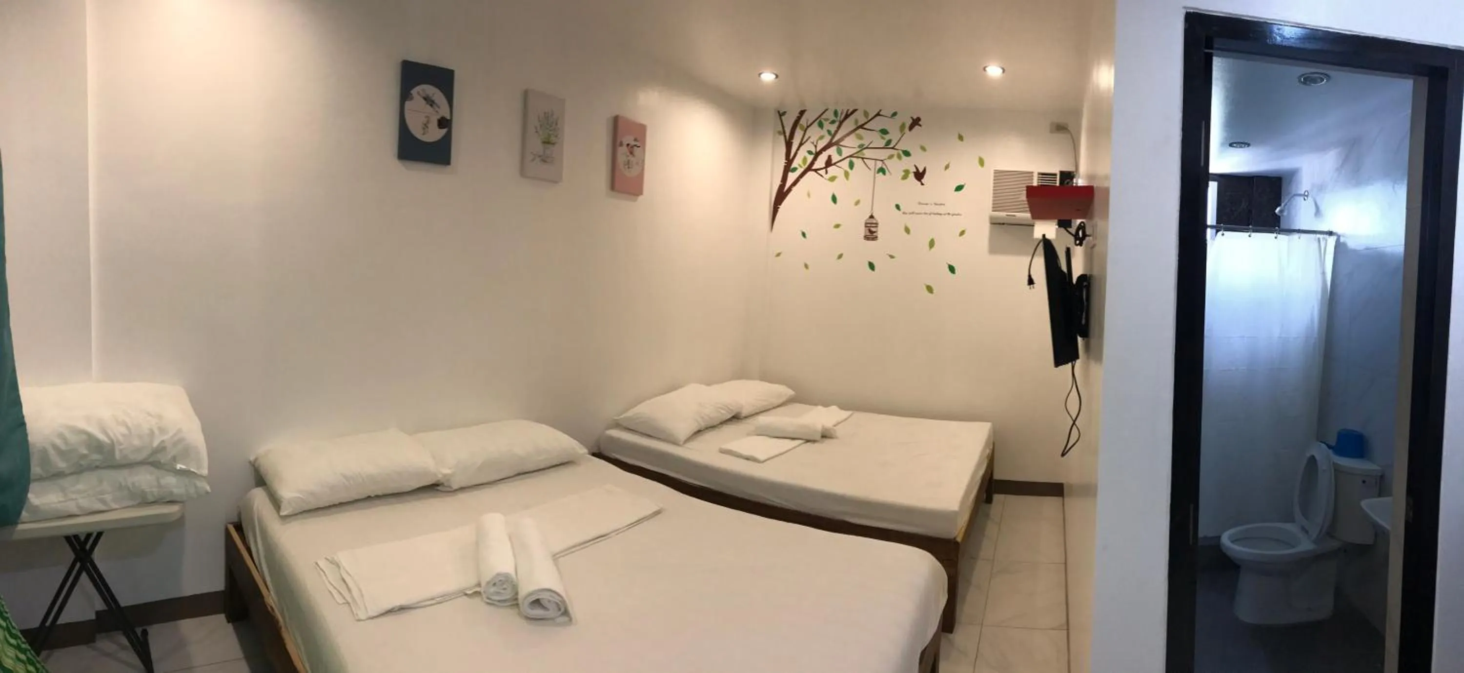 Bed in Seabreeze Beach Lodge