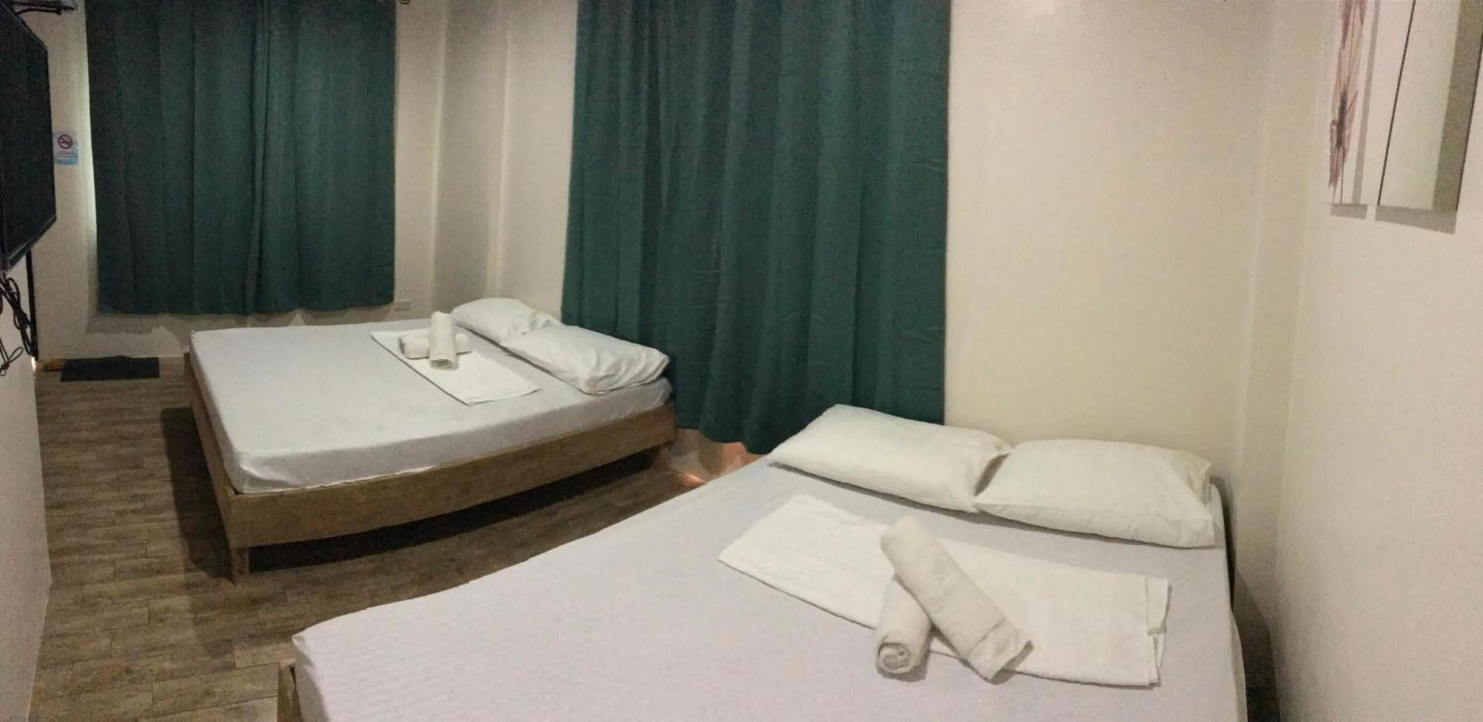 Bed in Seabreeze Beach Lodge