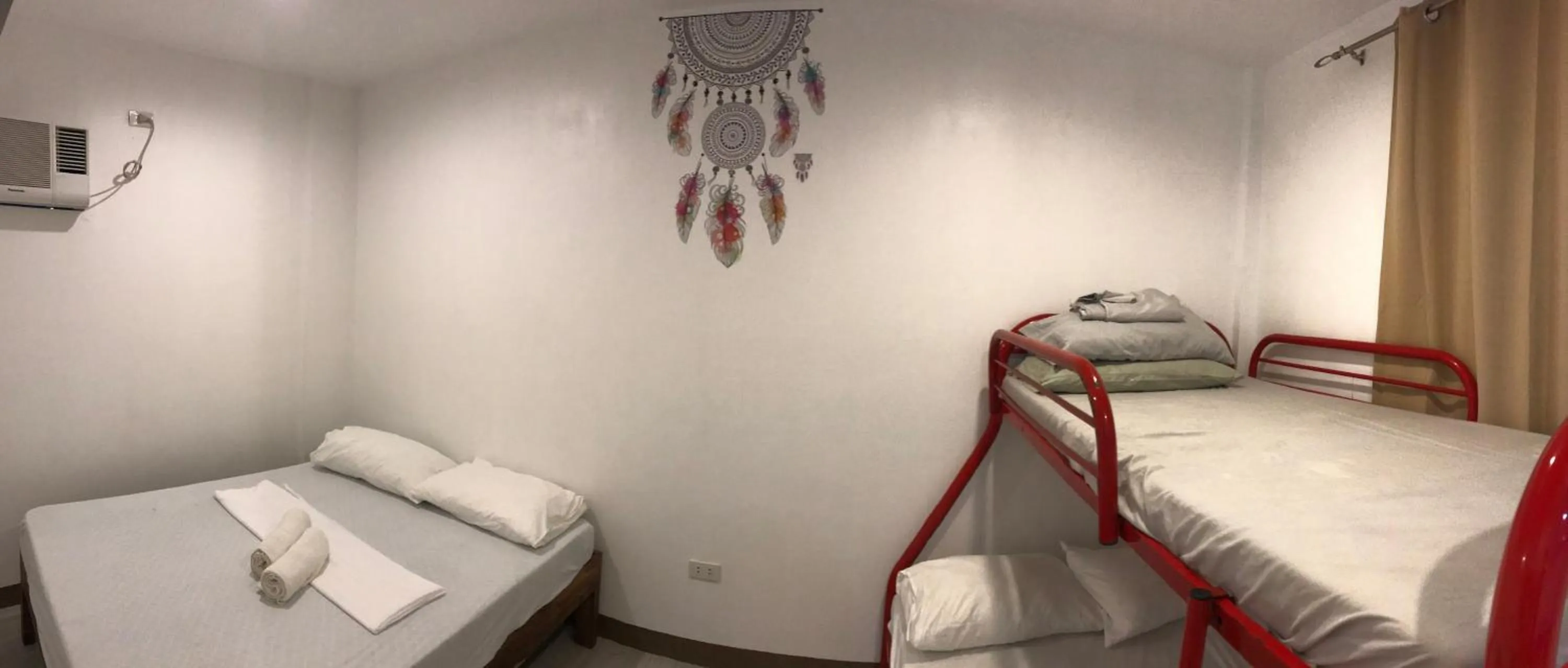 Bed in Seabreeze Beach Lodge