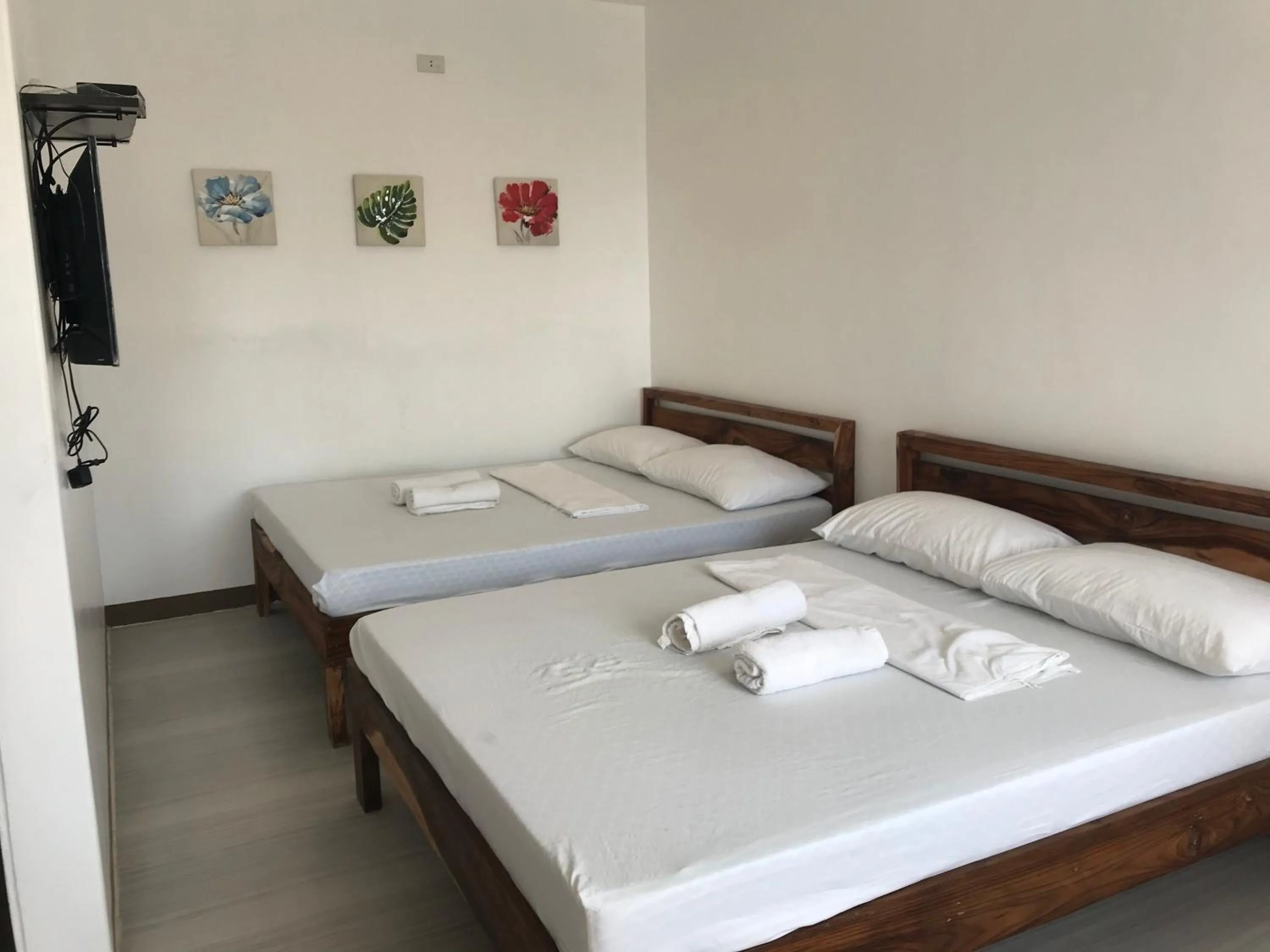 Bed in Seabreeze Beach Lodge