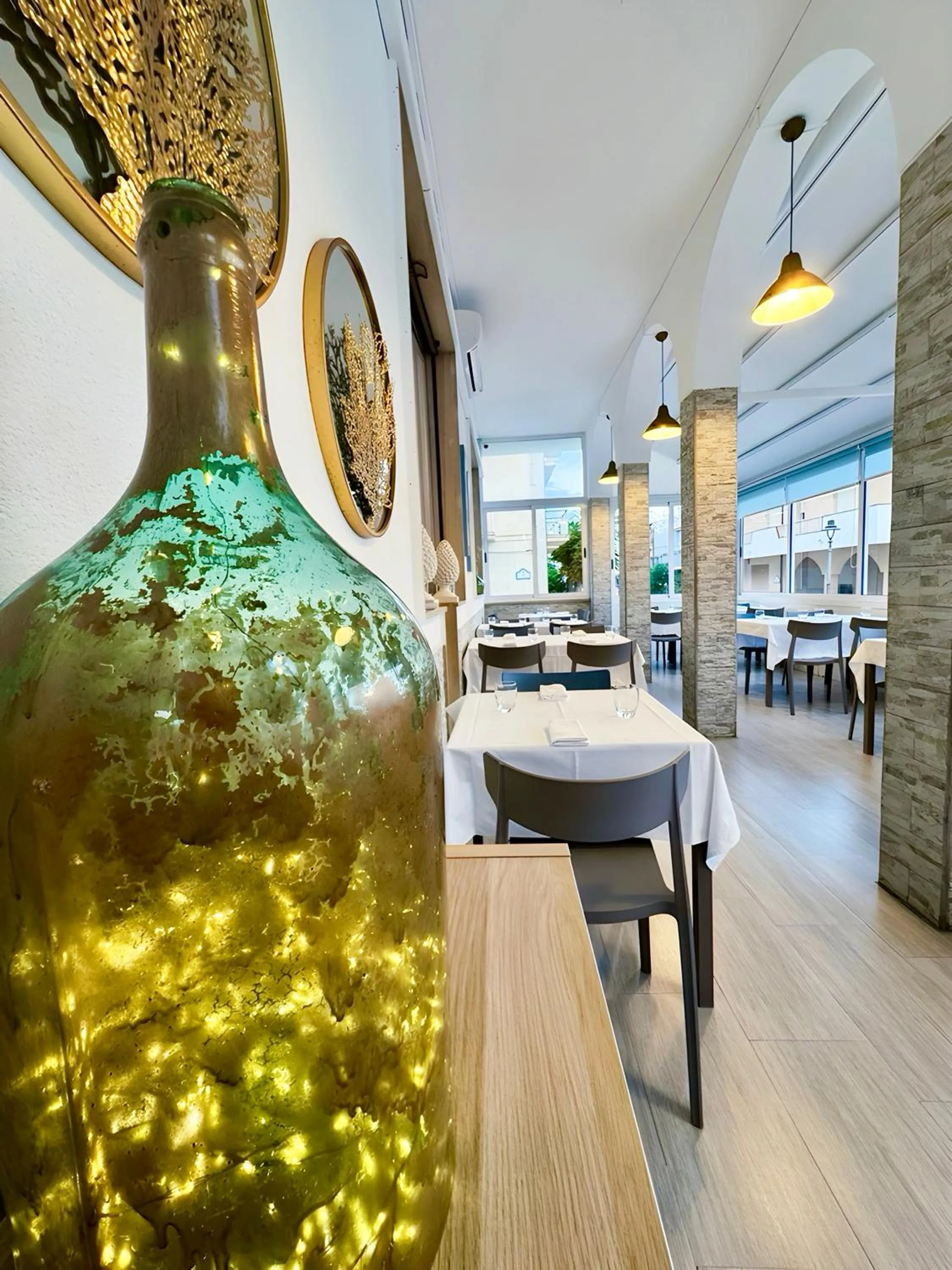 Restaurant/places to eat in Hotel Jonic