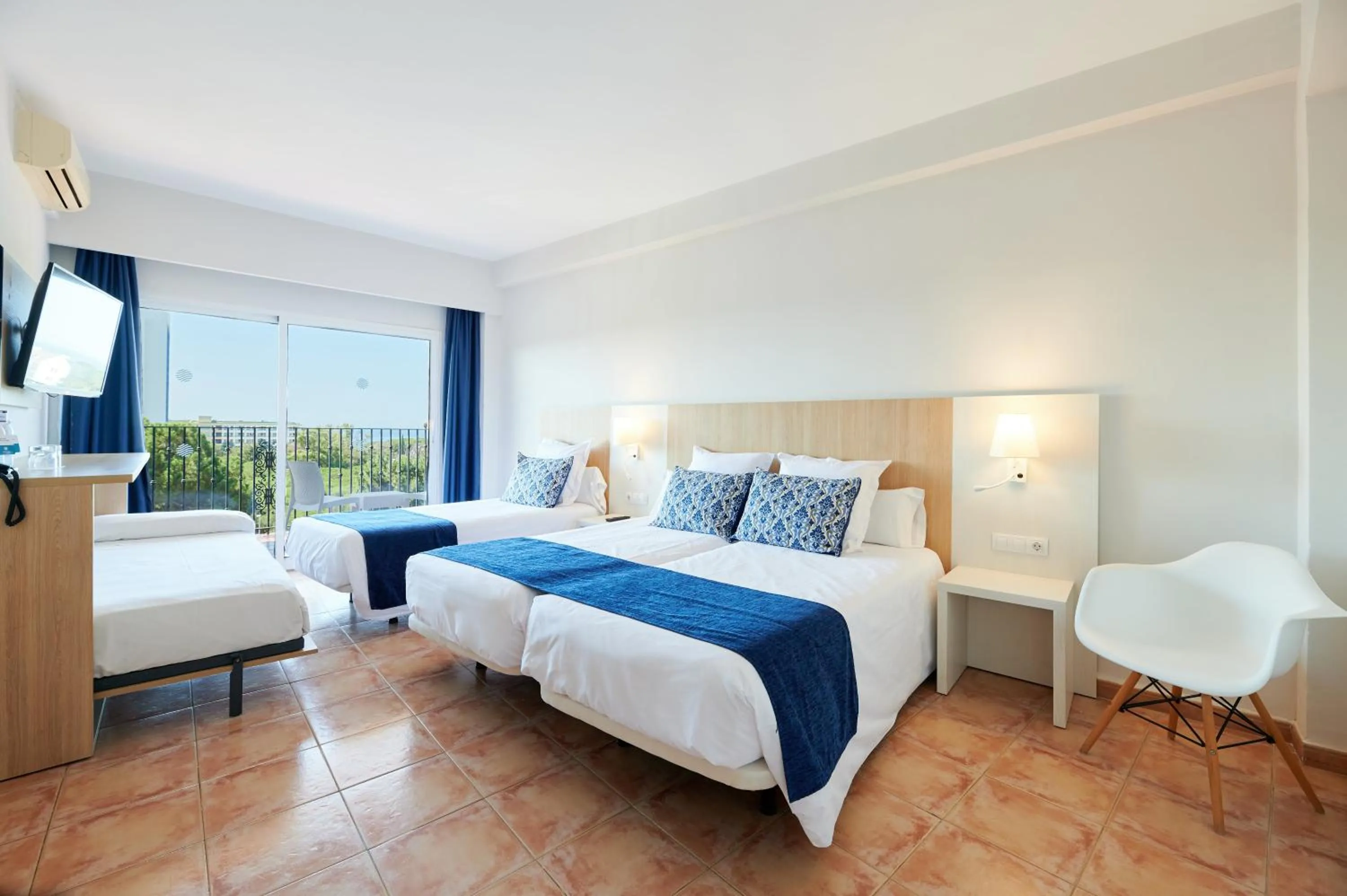 Photo of the whole room, Bed in AluaSun Marbella Park