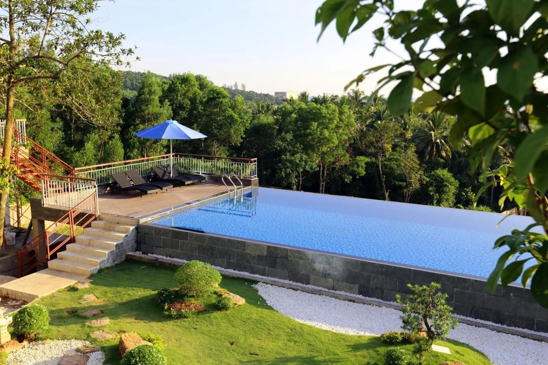 Swimming pool in Tom Hill Boutique Resort & Spa - Sea View